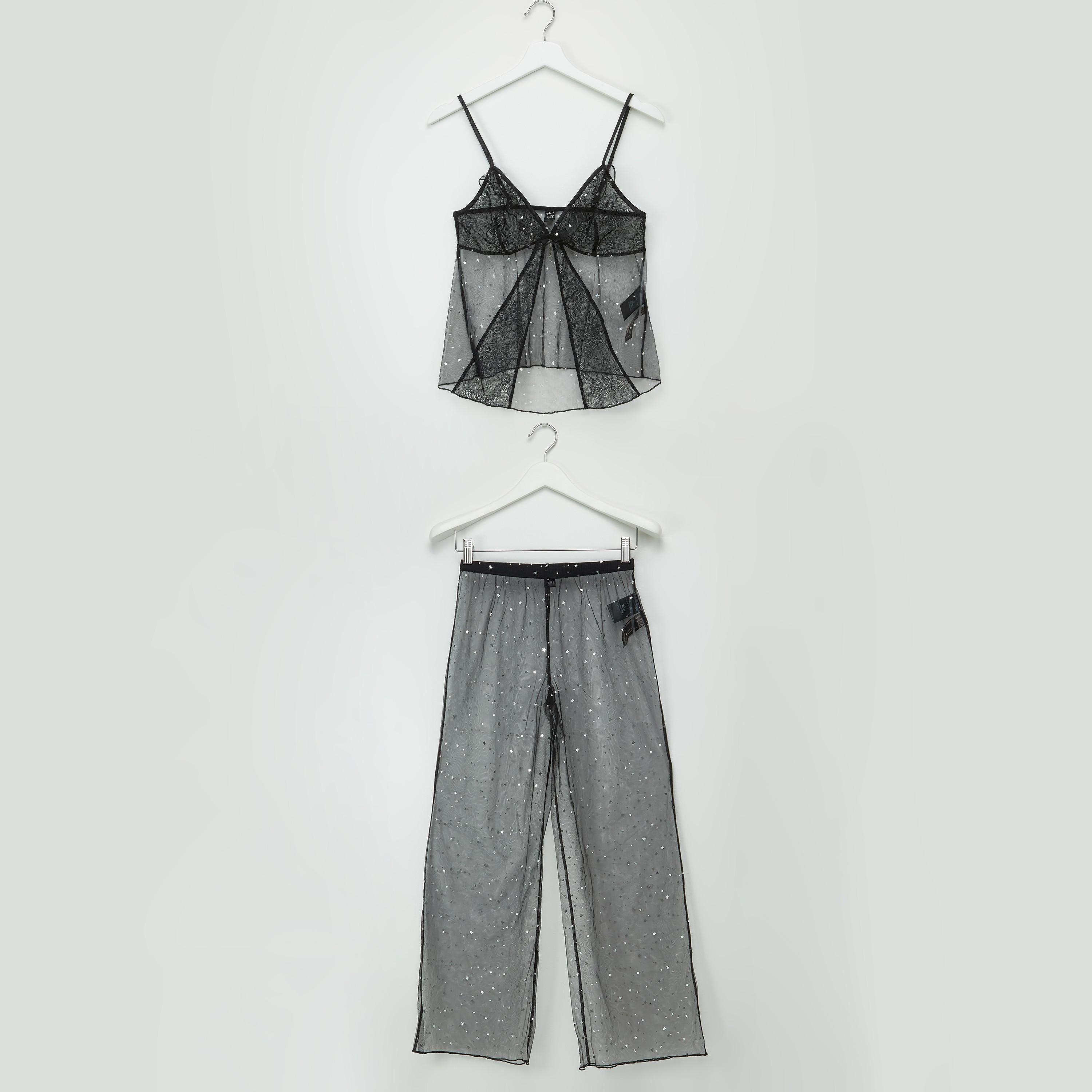 طقم بنطال بيجاما وبلوزة بحمالات رفيعة وتفاصيل دانتيل وطبعات-women-clothing-nightwear-pyjamas-longsets-image-1