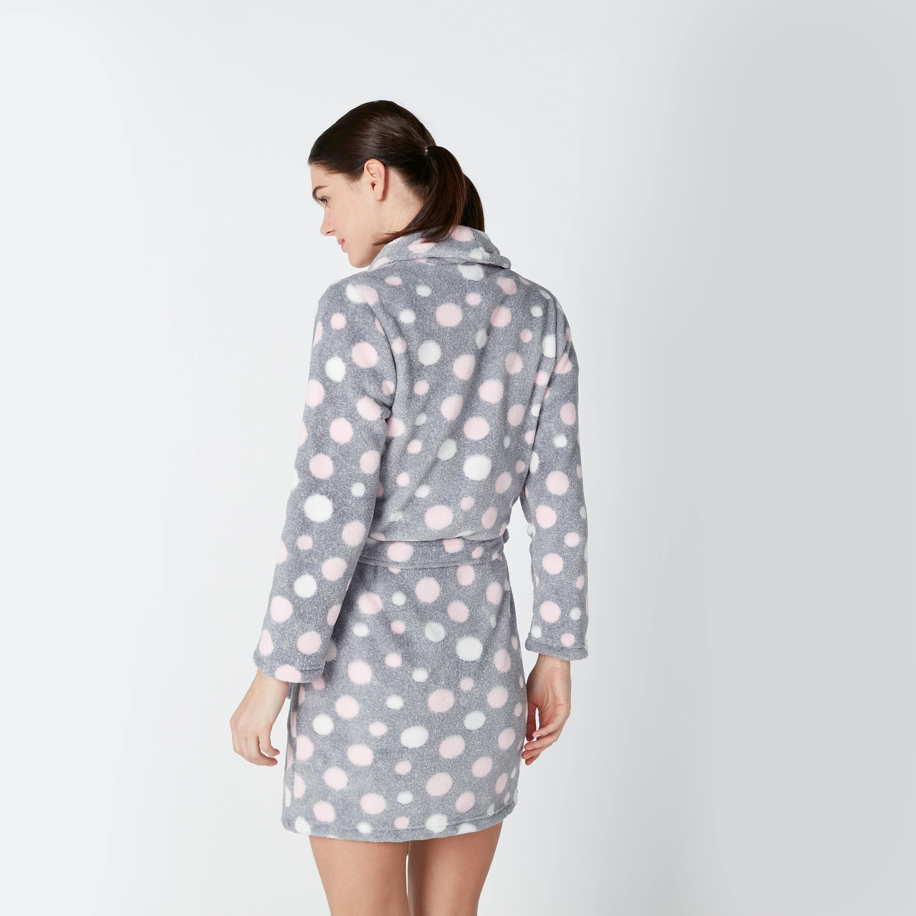 روب بأكمام طويلة وأربطة وطبعات منقّطة-women-clothing-nightwear-robes-image-2