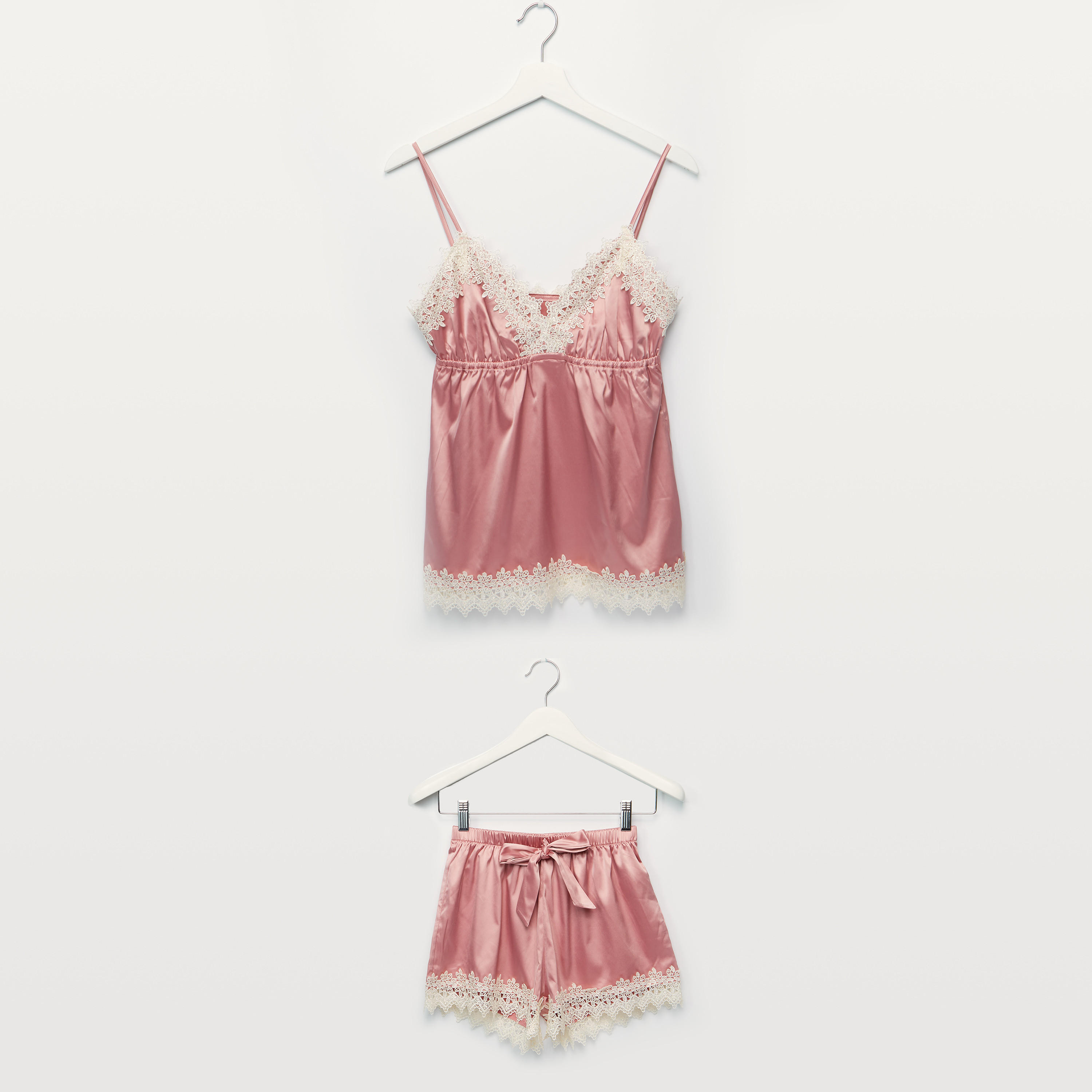 طمق شورت وبلوزة بحمّالات رفيعة وتفاصيل دانتيل-women-clothing-nightwear-pyjamas-longsets-image-1