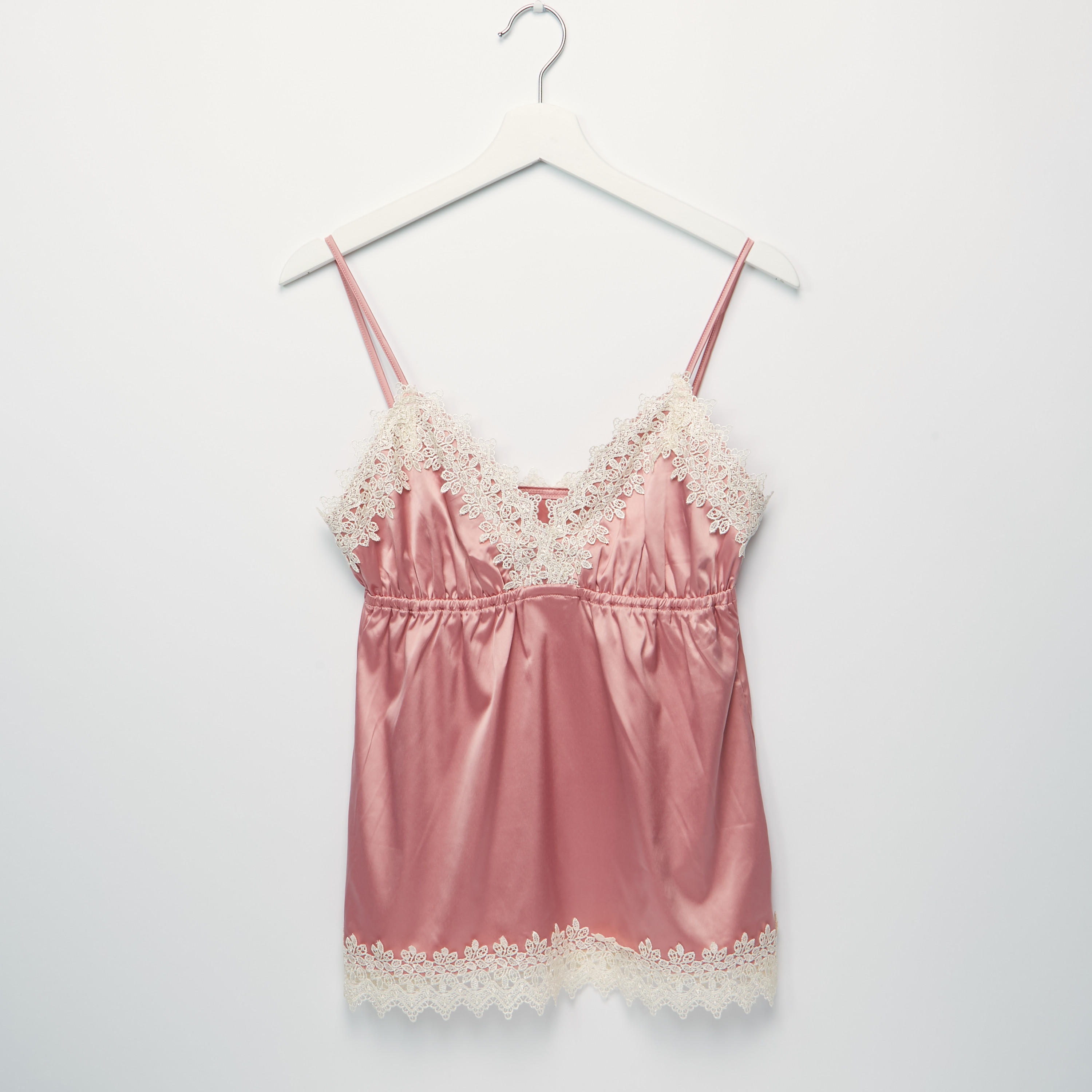 طمق شورت وبلوزة بحمّالات رفيعة وتفاصيل دانتيل-women-clothing-nightwear-pyjamas-longsets-image-2