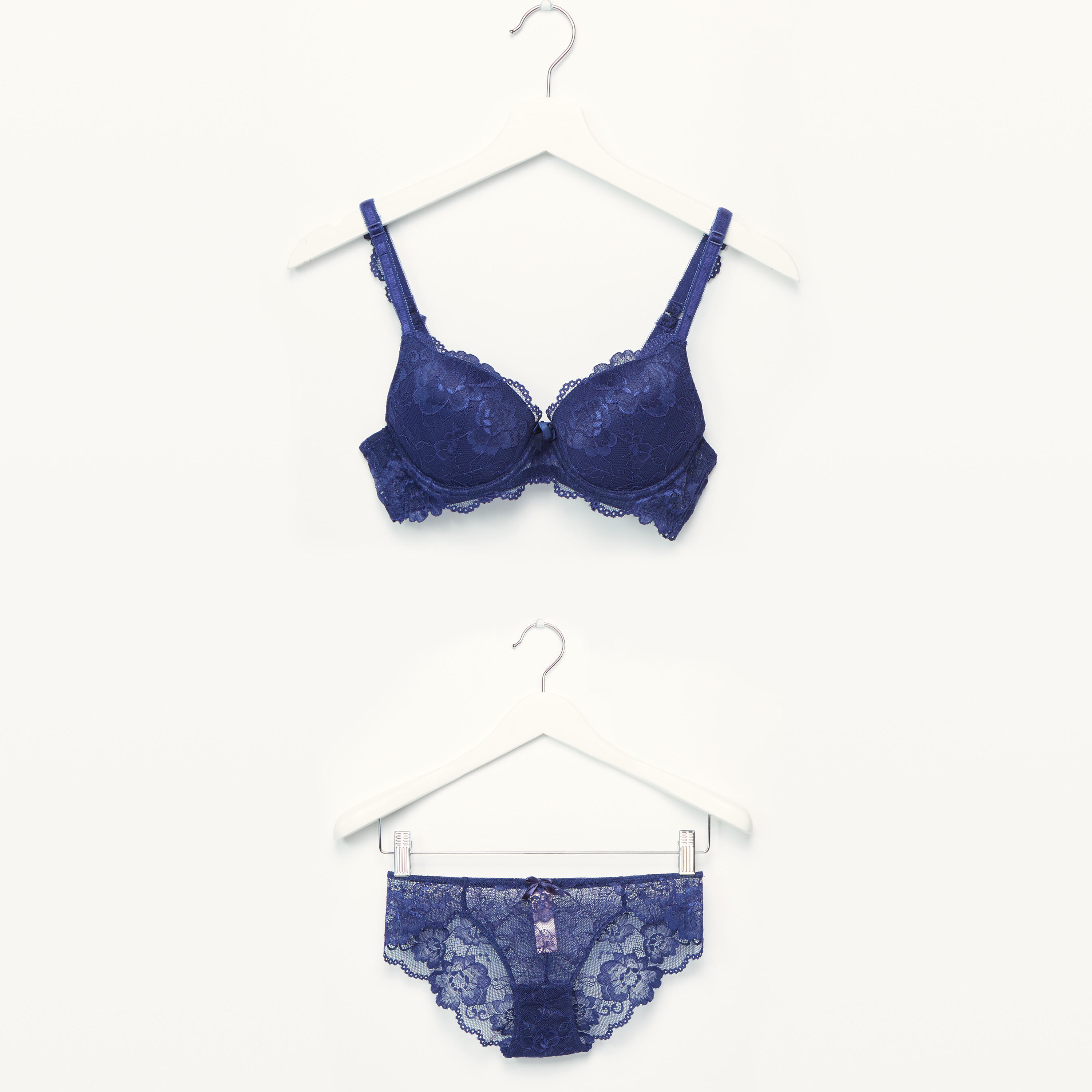 طقم سراويل بيكيني وصدرية مبطّنة بتفاصيل دانتيل-women-clothing-lingerie-lingeriesets-image-1