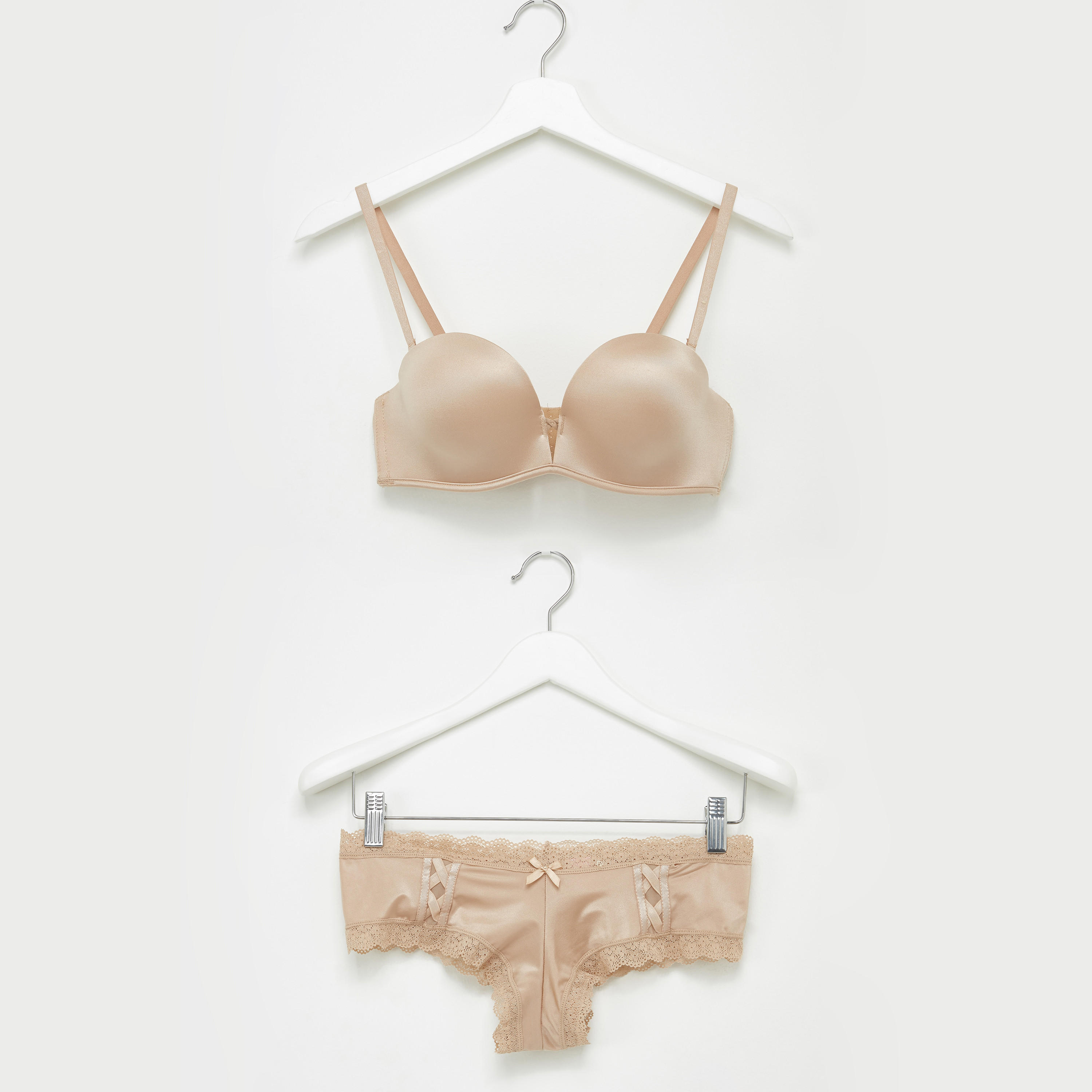 طقم سراويل داخلية وصدريّة مبطّنة بتفاصيل دانتيل-women-clothing-lingerie-lingeriesets-image-1