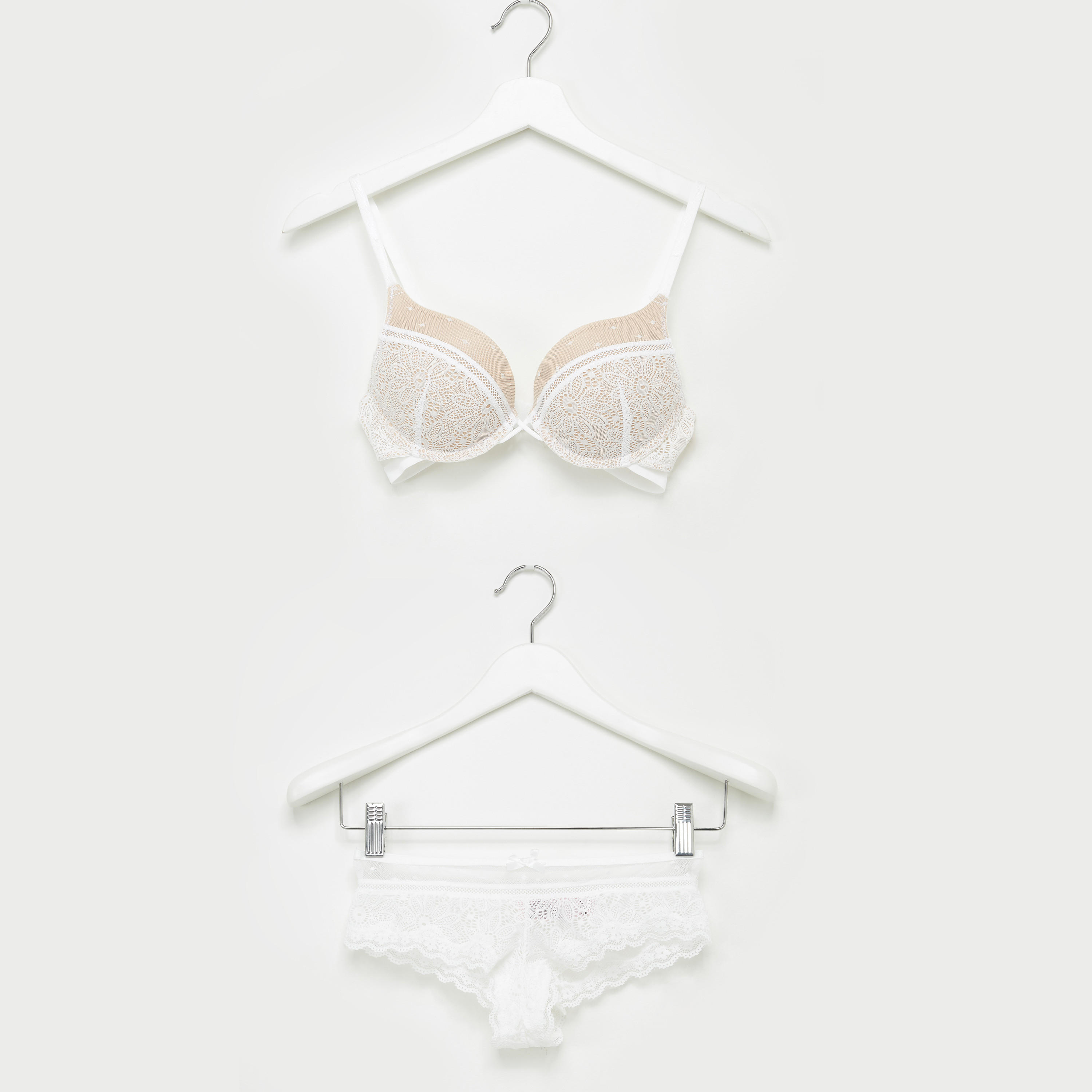 طقم سراويل داخلية وصدريّة بتفاصيل دانتيل-women-clothing-lingerie-lingeriesets-image-1