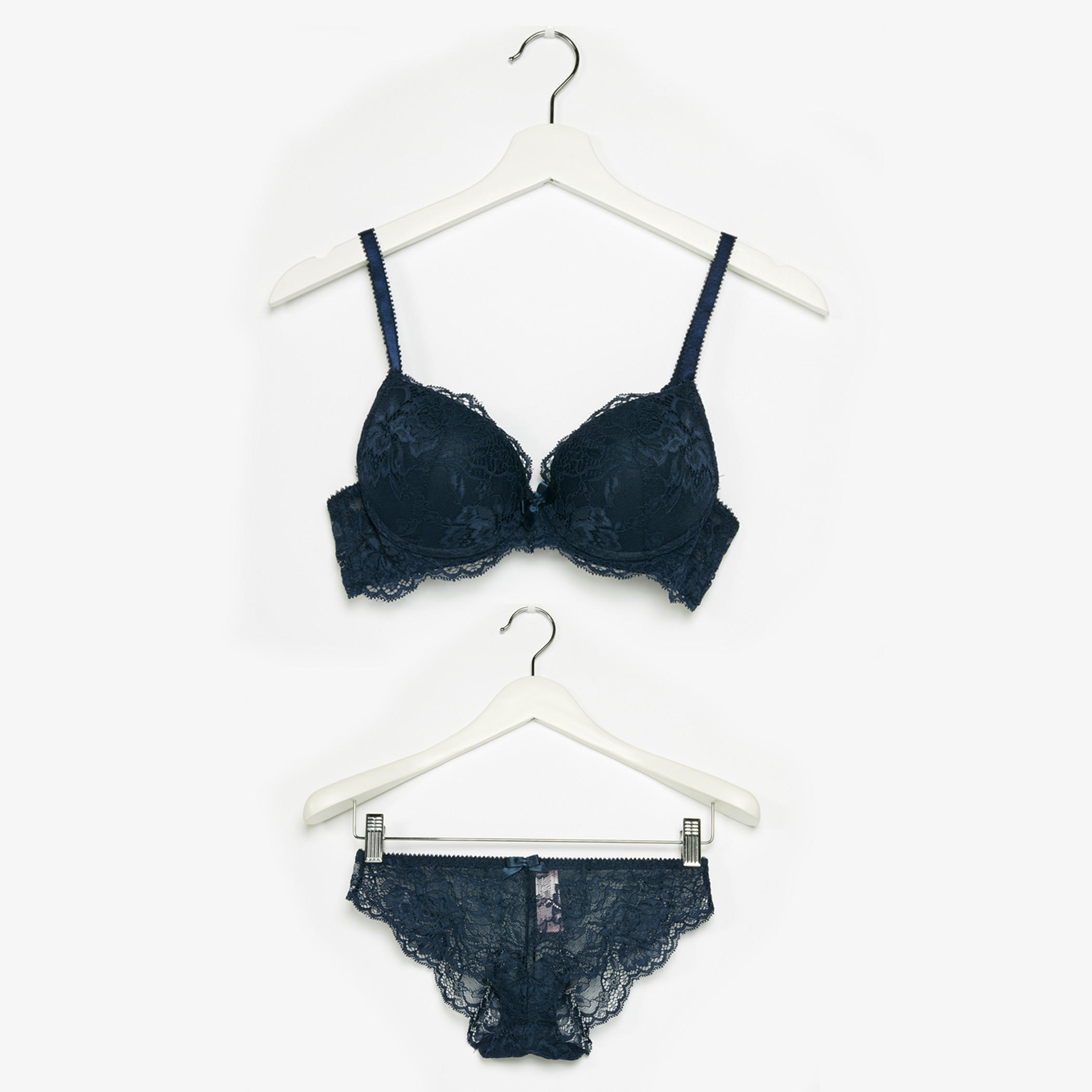 طقم صدريّة بيكيني بتفاصيل دانتيل وسراويل داخلية-women-clothing-lingerie-lingeriesets-image-1