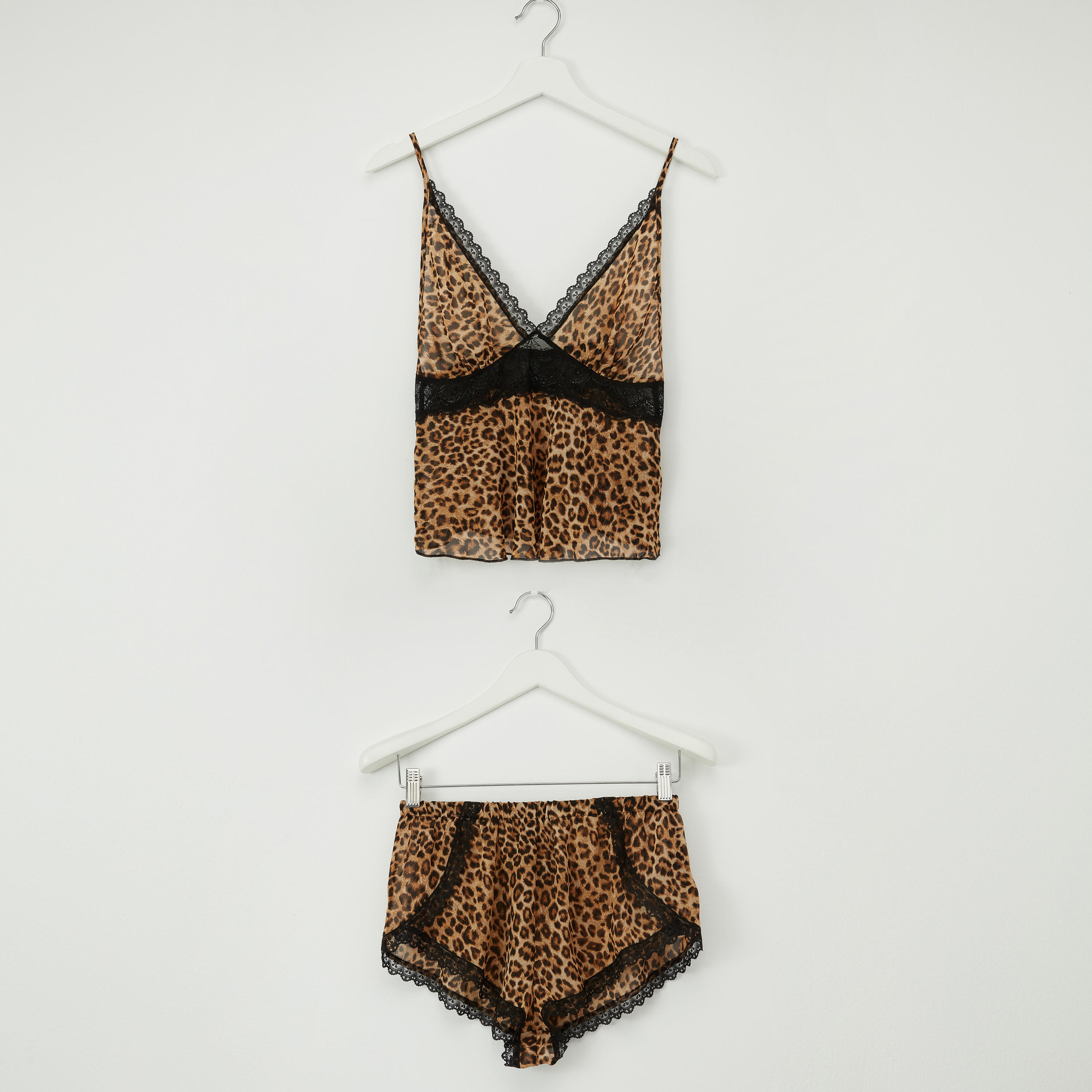 طقم شورت بتفاصيل دانتيل وبلوزة بياقة V وطبعات-women-clothing-nightwear-pyjamas-longsets-image-1