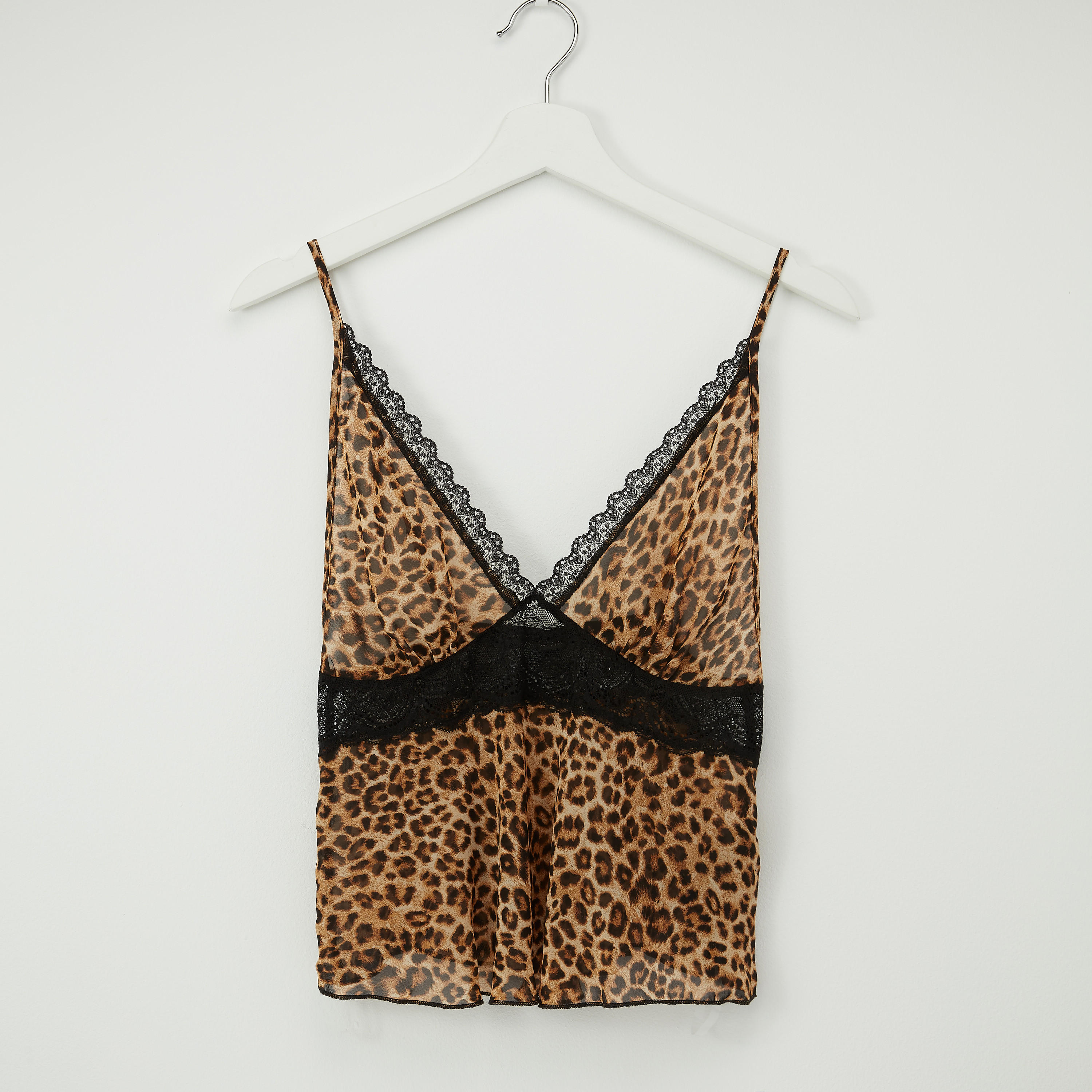 طقم شورت بتفاصيل دانتيل وبلوزة بياقة V وطبعات-women-clothing-nightwear-pyjamas-longsets-image-2