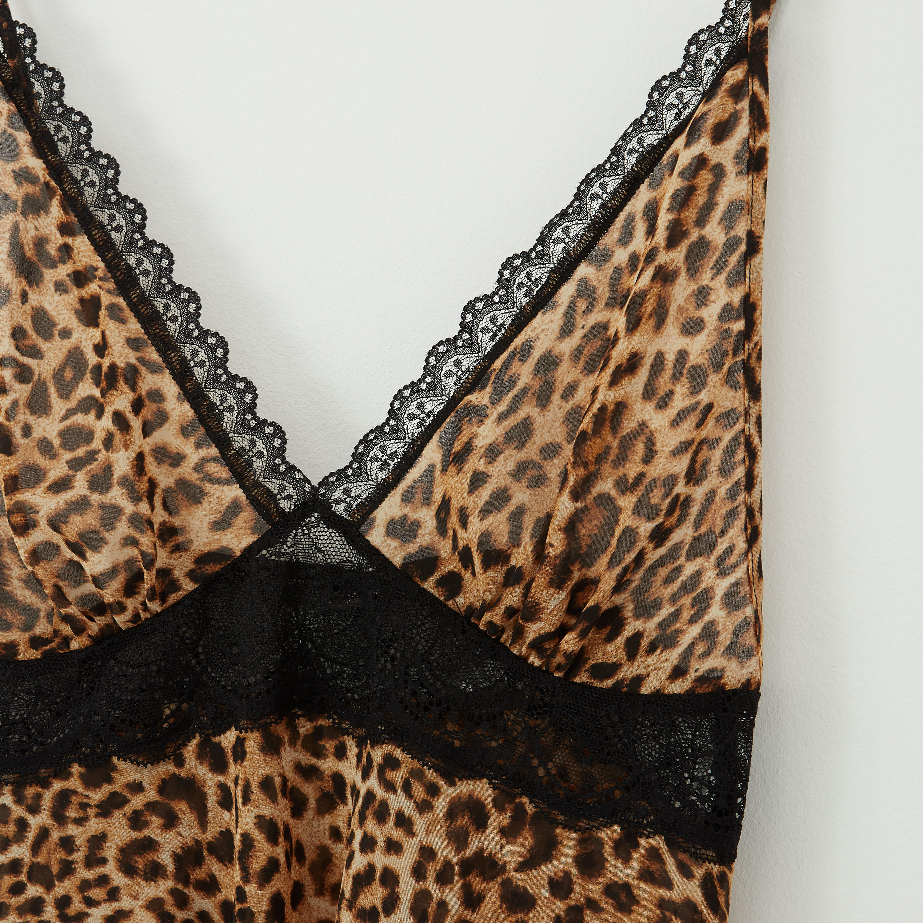 طقم شورت بتفاصيل دانتيل وبلوزة بياقة V وطبعات-women-clothing-nightwear-pyjamas-longsets-image-3