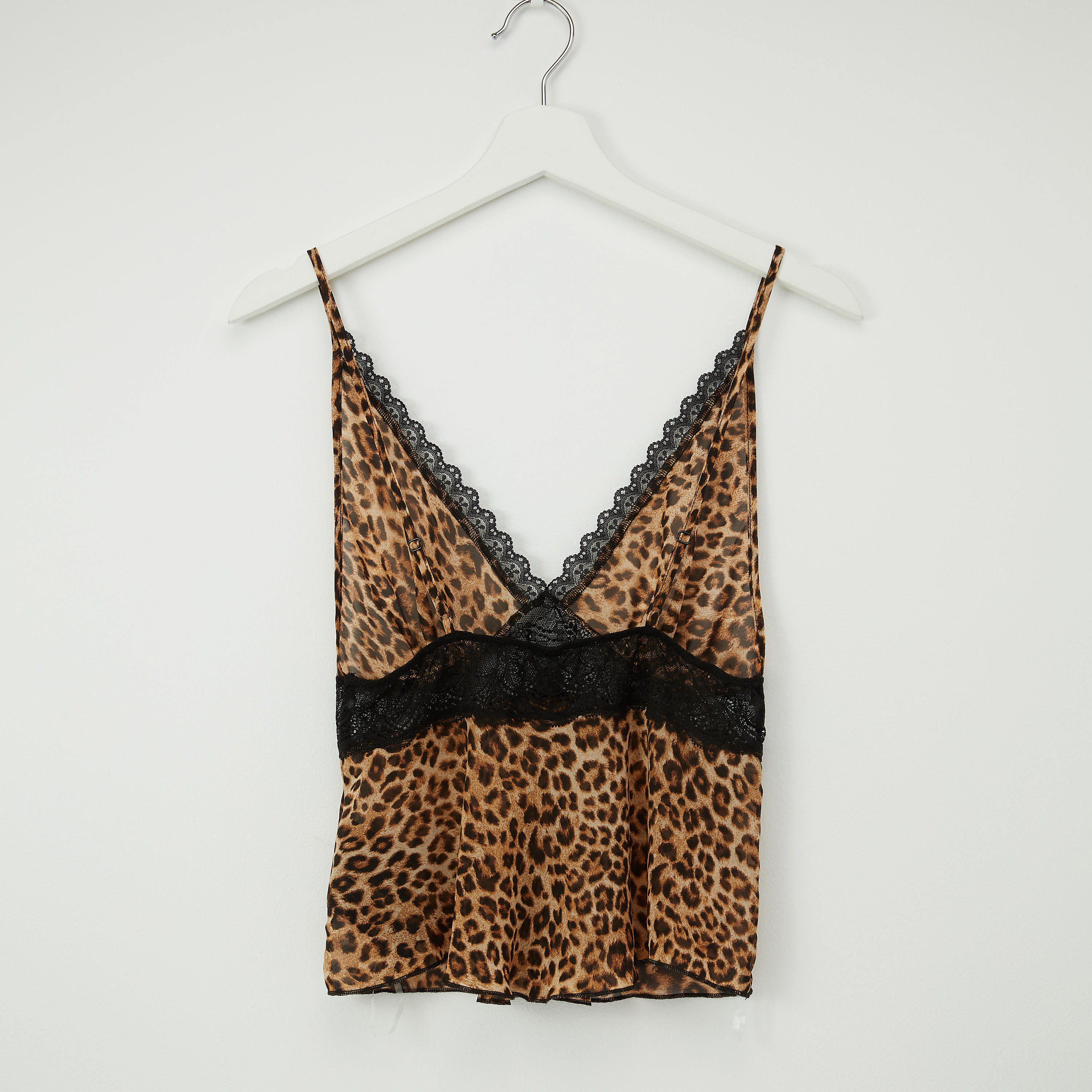 طقم شورت بتفاصيل دانتيل وبلوزة بياقة V وطبعات-women-clothing-nightwear-pyjamas-longsets-image-4