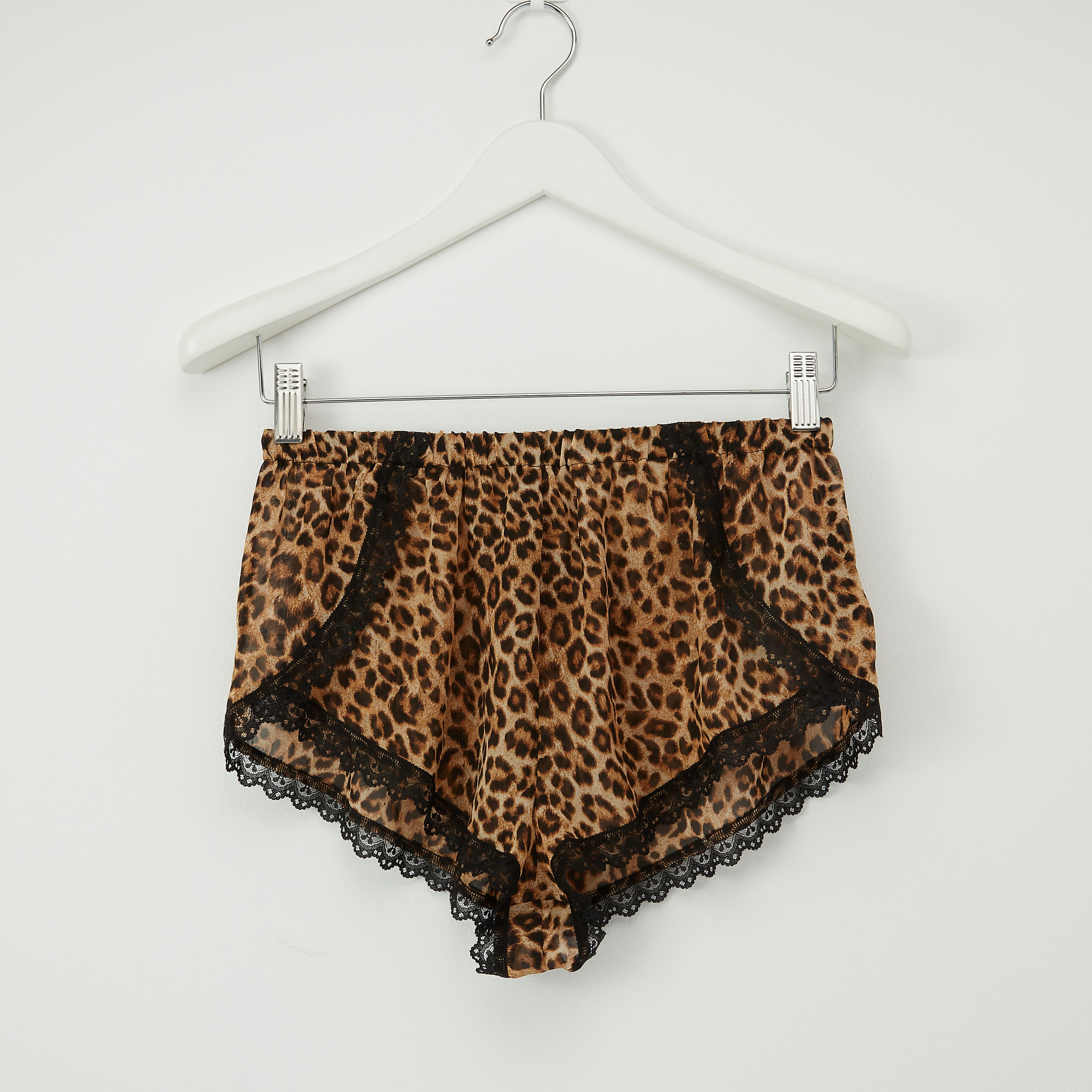 طقم شورت بتفاصيل دانتيل وبلوزة بياقة V وطبعات-women-clothing-nightwear-pyjamas-longsets-image-5