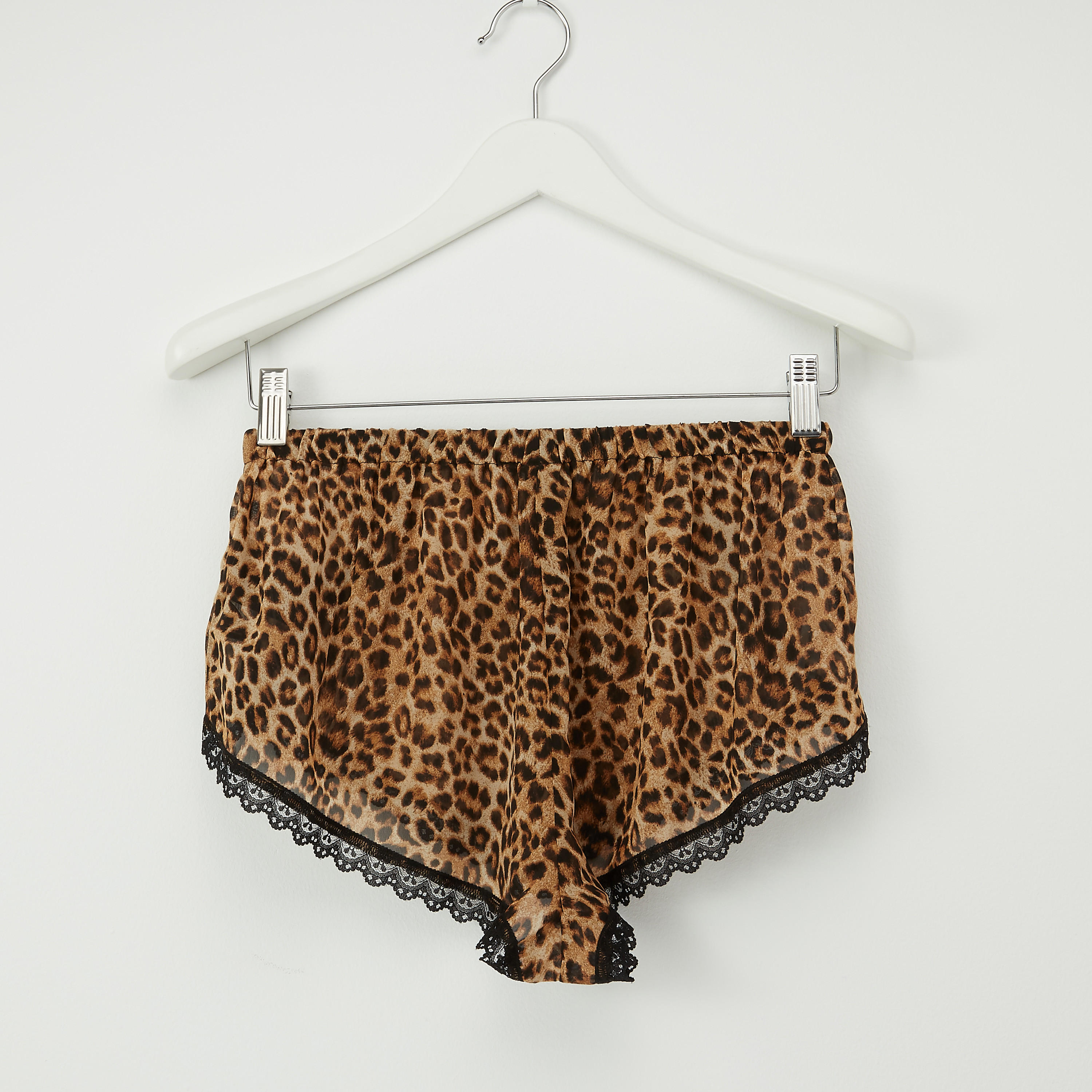 طقم شورت بتفاصيل دانتيل وبلوزة بياقة V وطبعات-women-clothing-nightwear-pyjamas-longsets-image-6