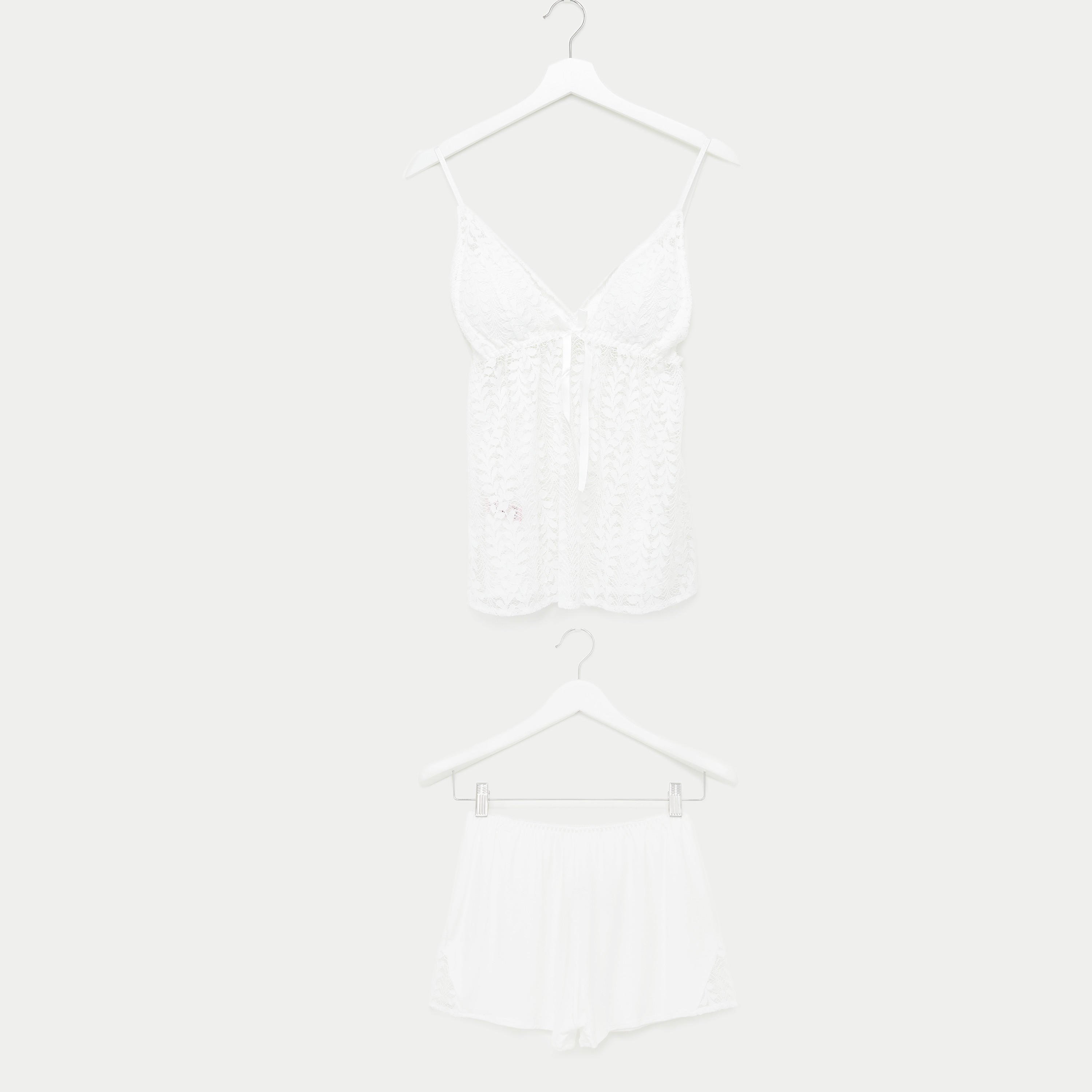 طقم شورت وبلوزة بياقة V وتفاصيل دانتيل-women-clothing-nightwear-pyjamas-longsets-image-1