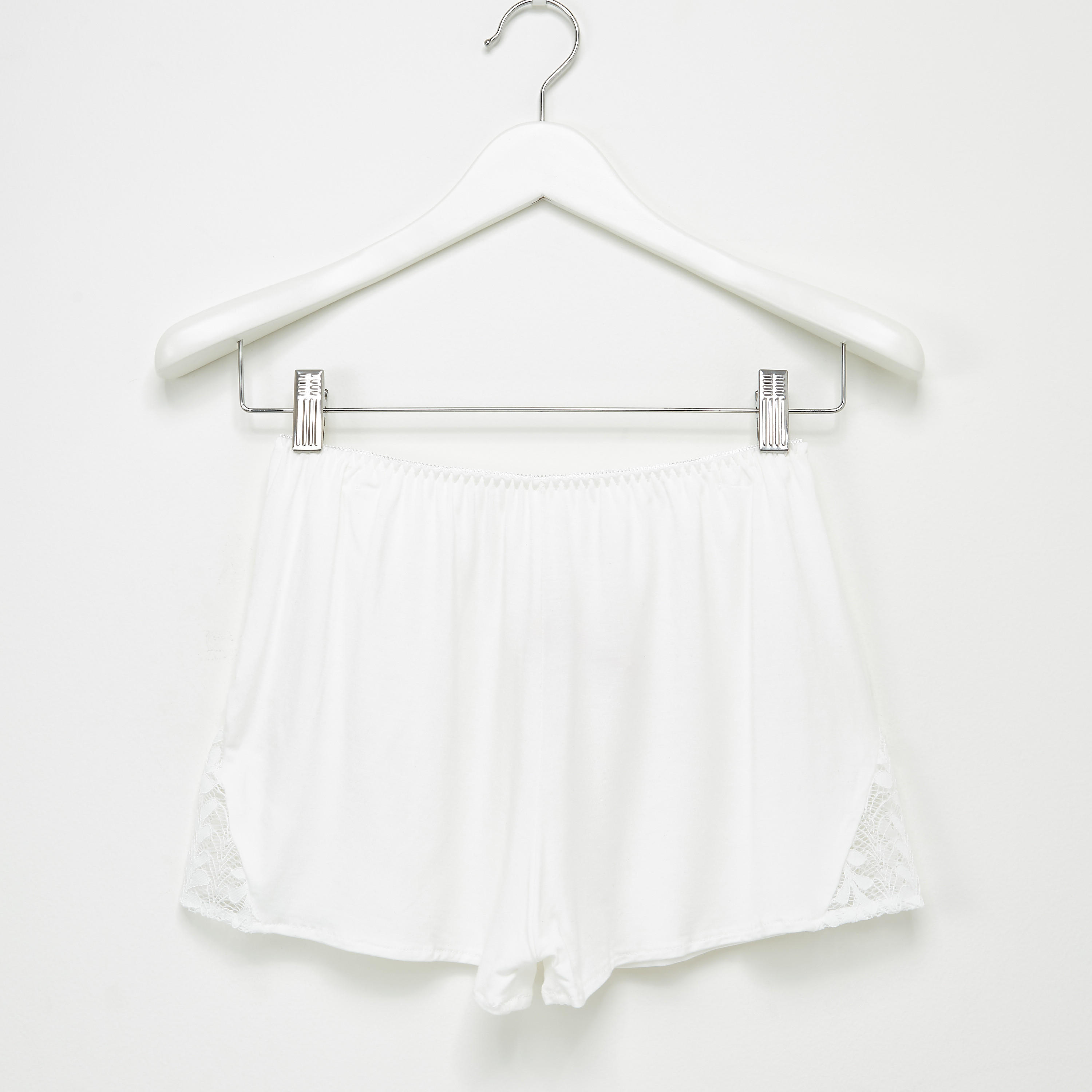 طقم شورت وبلوزة بياقة V وتفاصيل دانتيل-women-clothing-nightwear-pyjamas-longsets-image-4