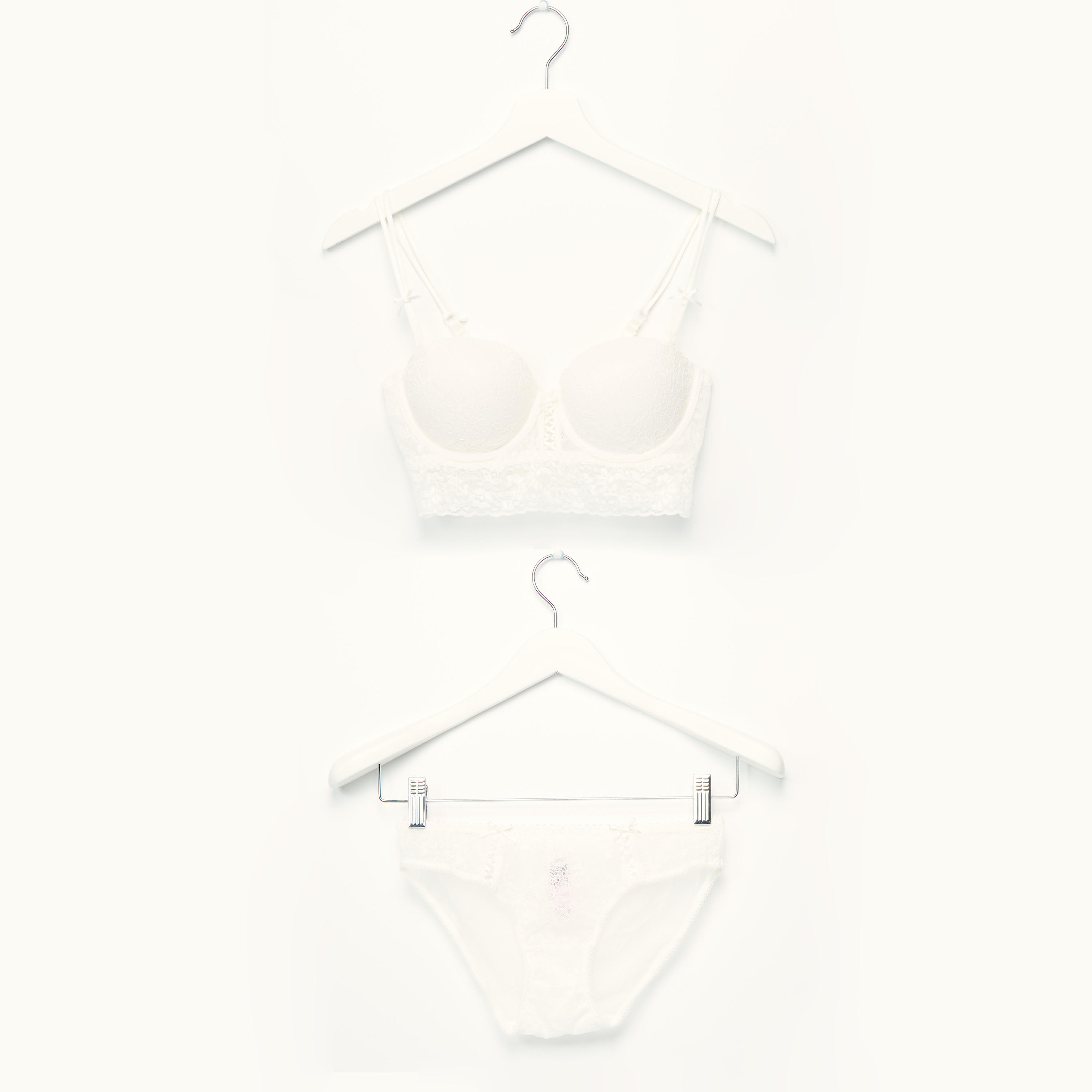 طقم سراويل داخلية وصدريّة مبطّنة بتفاصيل دانتيل-women-clothing-lingerie-lingeriesets-image-1