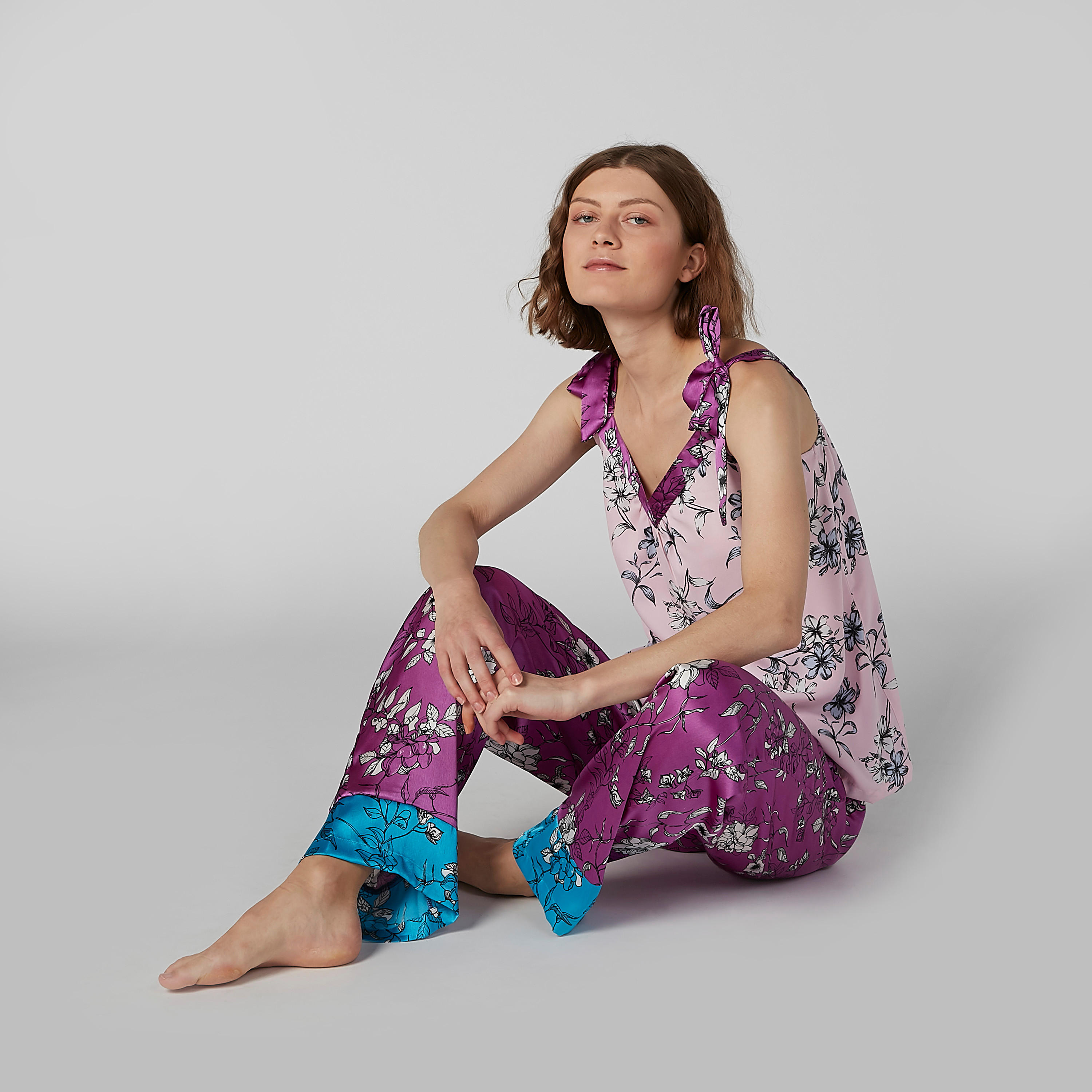 طقم بنطال بيجاما وبلوزة بياقة V وطبعات زهرية-women-clothing-nightwear-pyjamas-longsets-image-1
