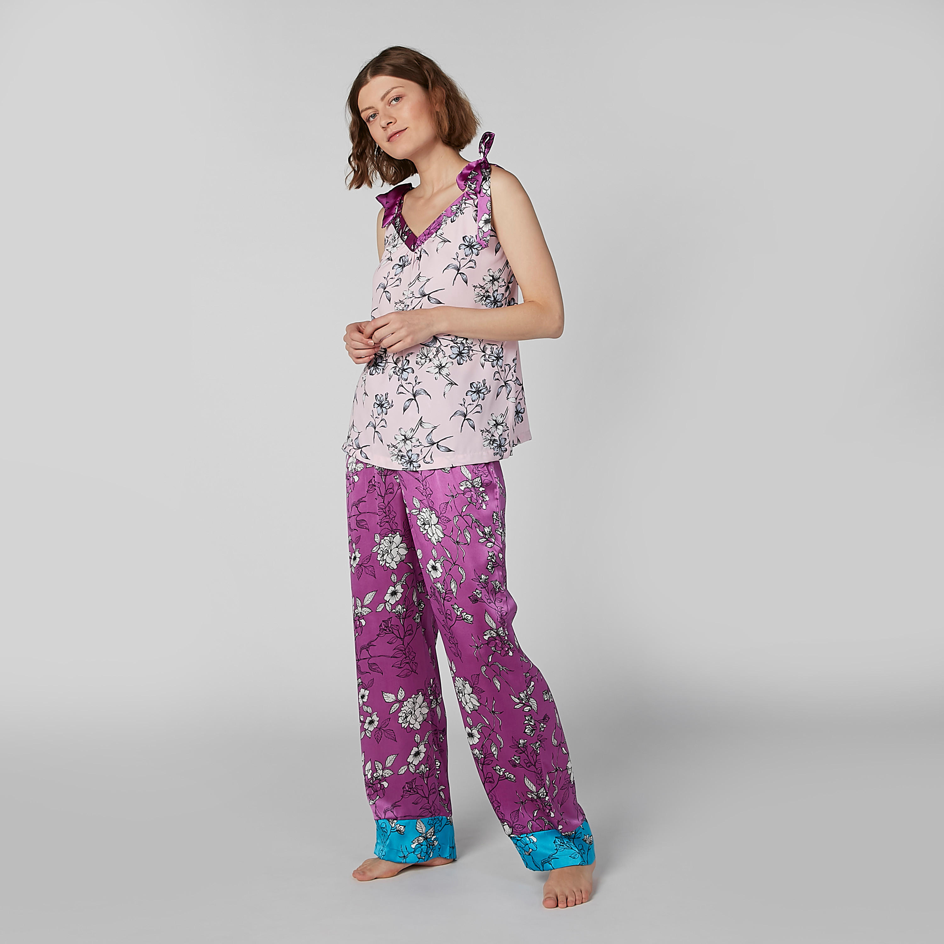 طقم بنطال بيجاما وبلوزة بياقة V وطبعات زهرية-women-clothing-nightwear-pyjamas-longsets-image-2
