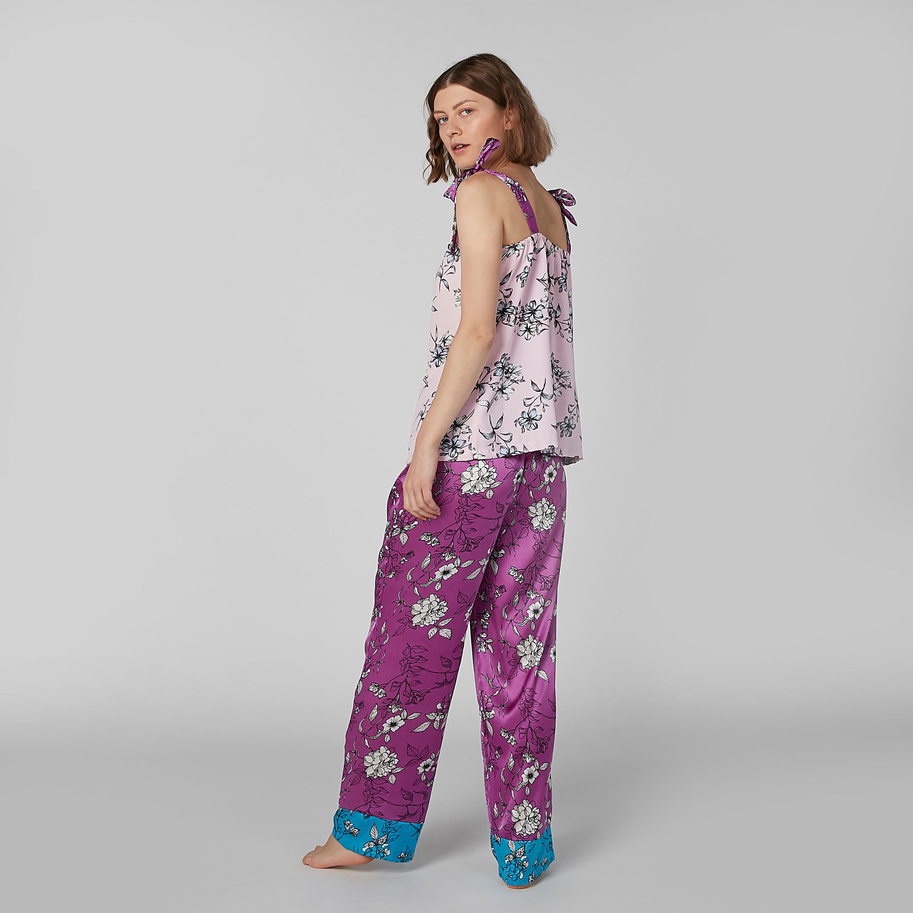 طقم بنطال بيجاما وبلوزة بياقة V وطبعات زهرية-women-clothing-nightwear-pyjamas-longsets-image-4