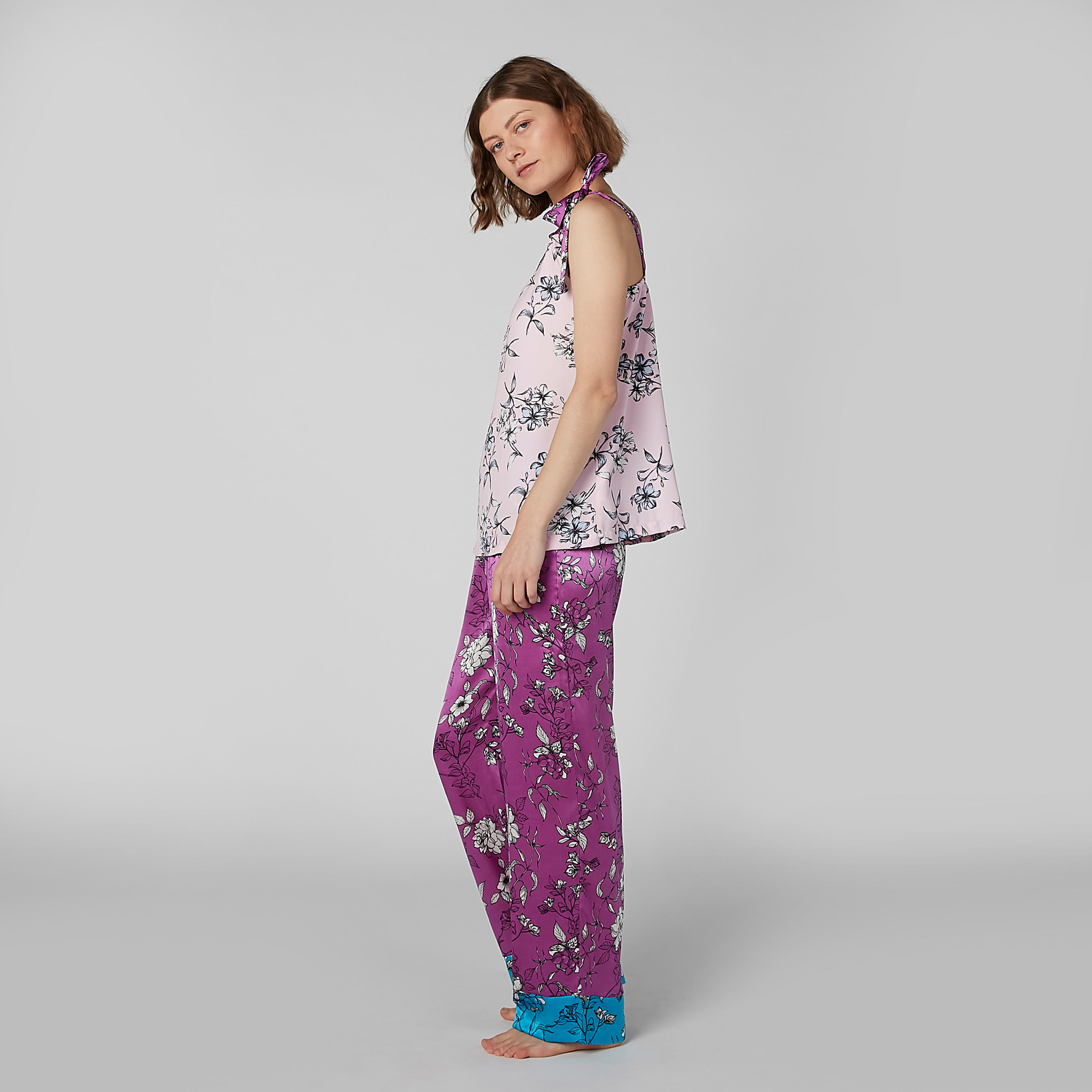 طقم بنطال بيجاما وبلوزة بياقة V وطبعات زهرية-women-clothing-nightwear-pyjamas-longsets-image-6