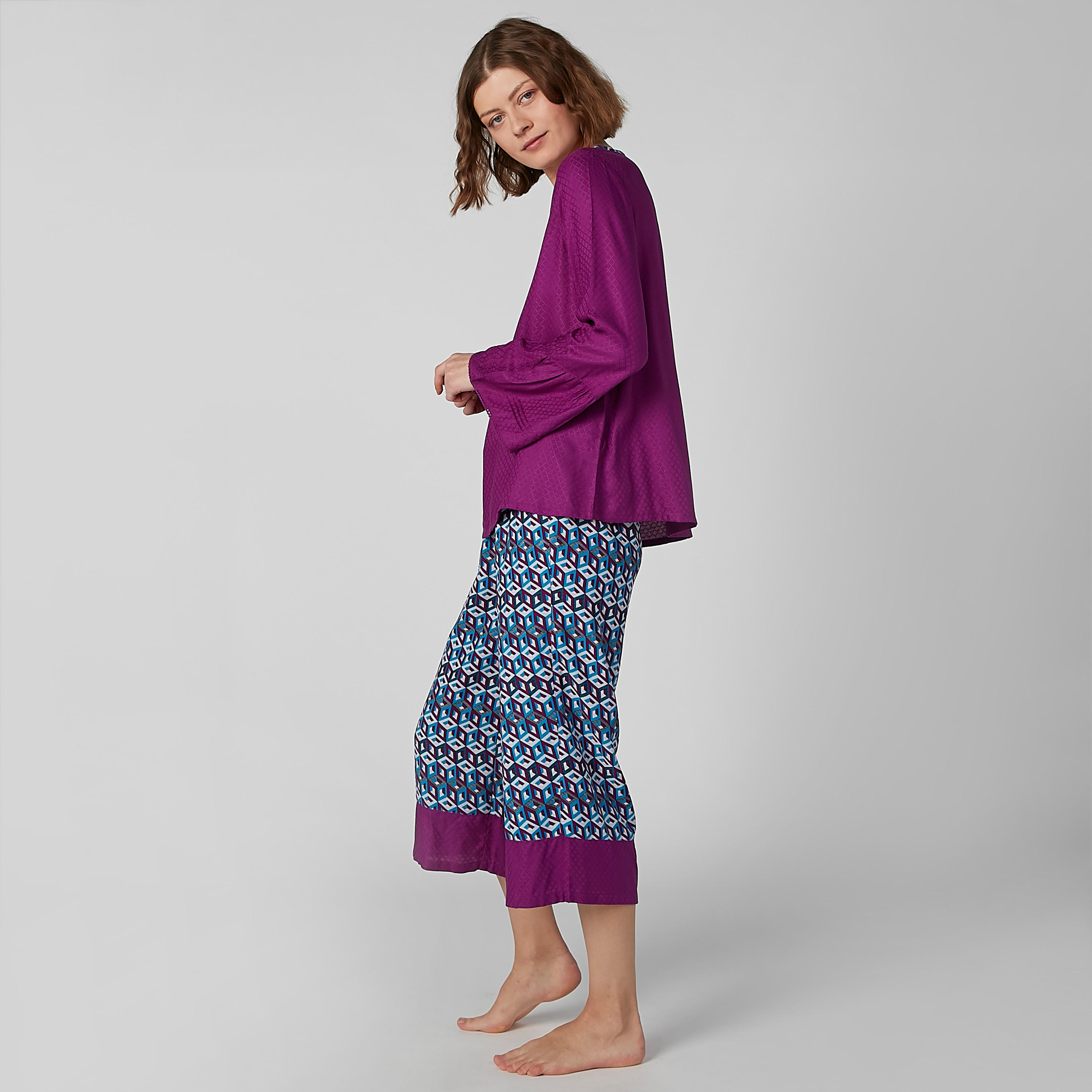 طقم بنطال كابري وبلوزة بياقة مستديرة وطبعات-women-clothing-nightwear-pyjamas-longsets-image-4