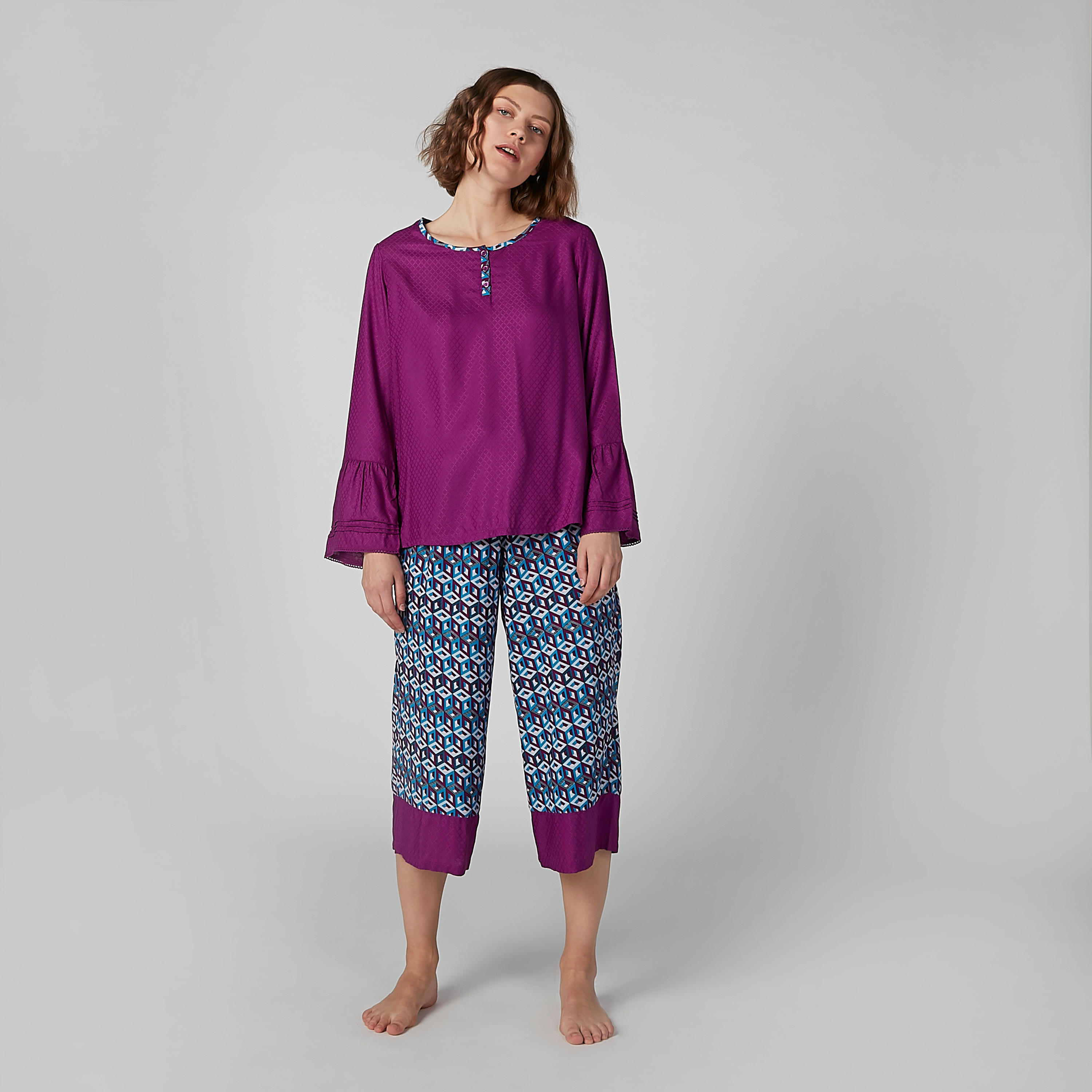 طقم بنطال كابري وبلوزة بياقة مستديرة وطبعات-women-clothing-nightwear-pyjamas-longsets-image-3