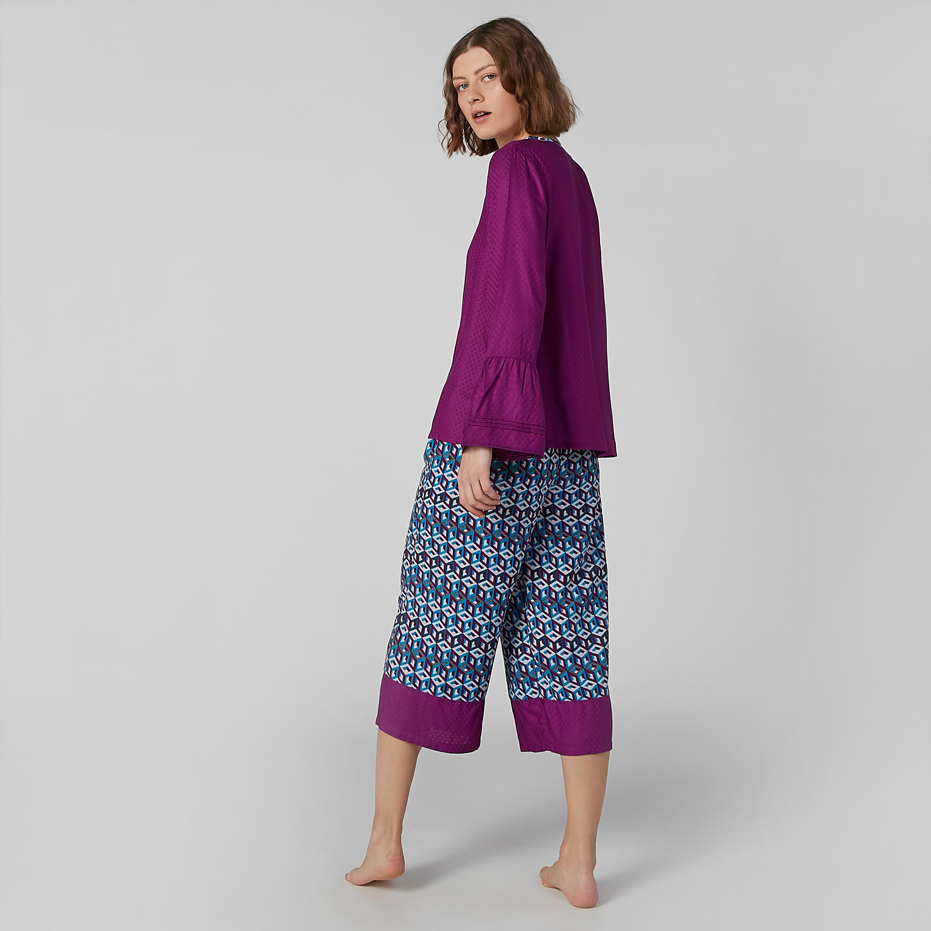 طقم بنطال كابري وبلوزة بياقة مستديرة وطبعات-women-clothing-nightwear-pyjamas-longsets-image-1
