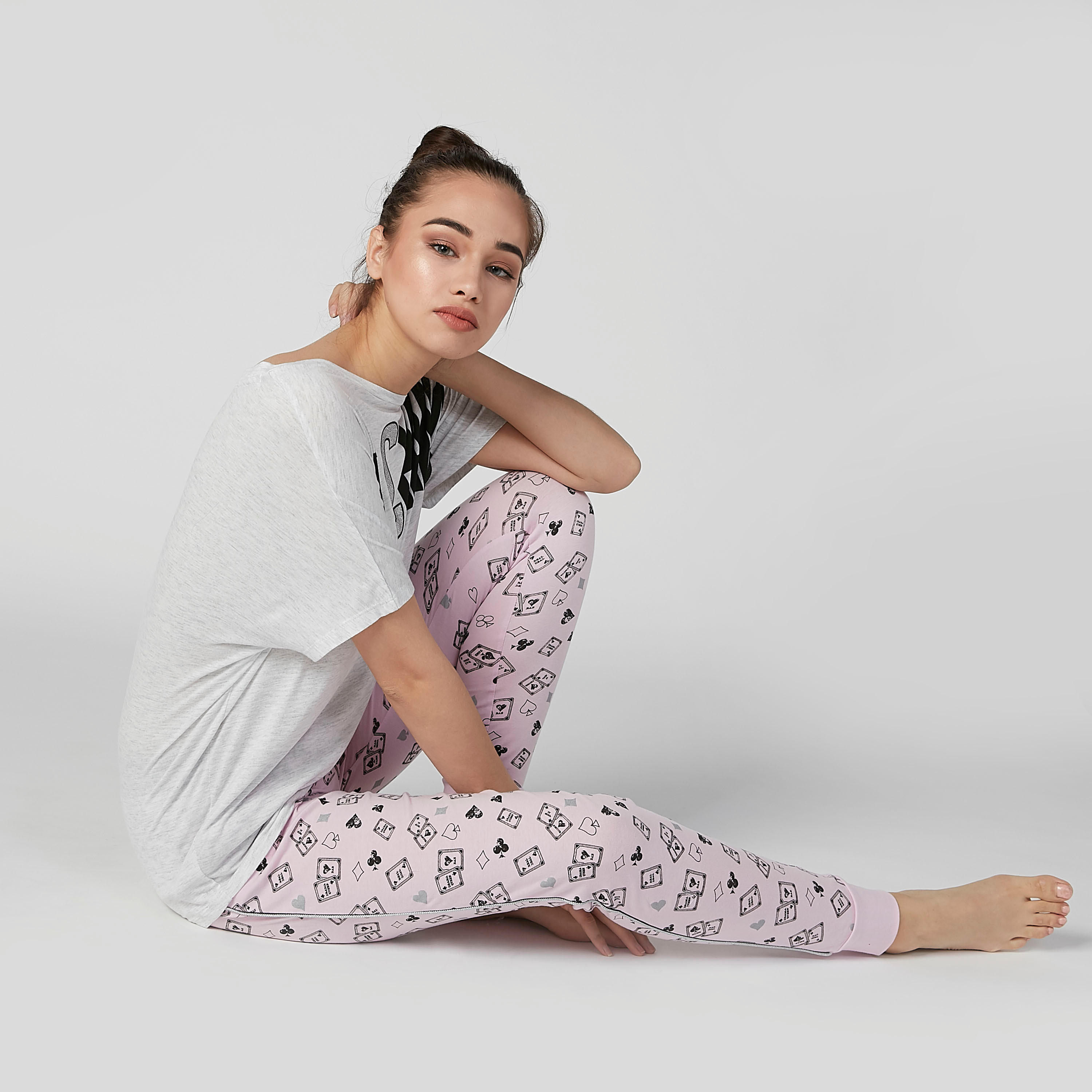 طقم بنطال رياضي طويل وتيشيرت بياقة مستديرة وطبعات-women-clothing-nightwear-pyjamas-longsets-image-1