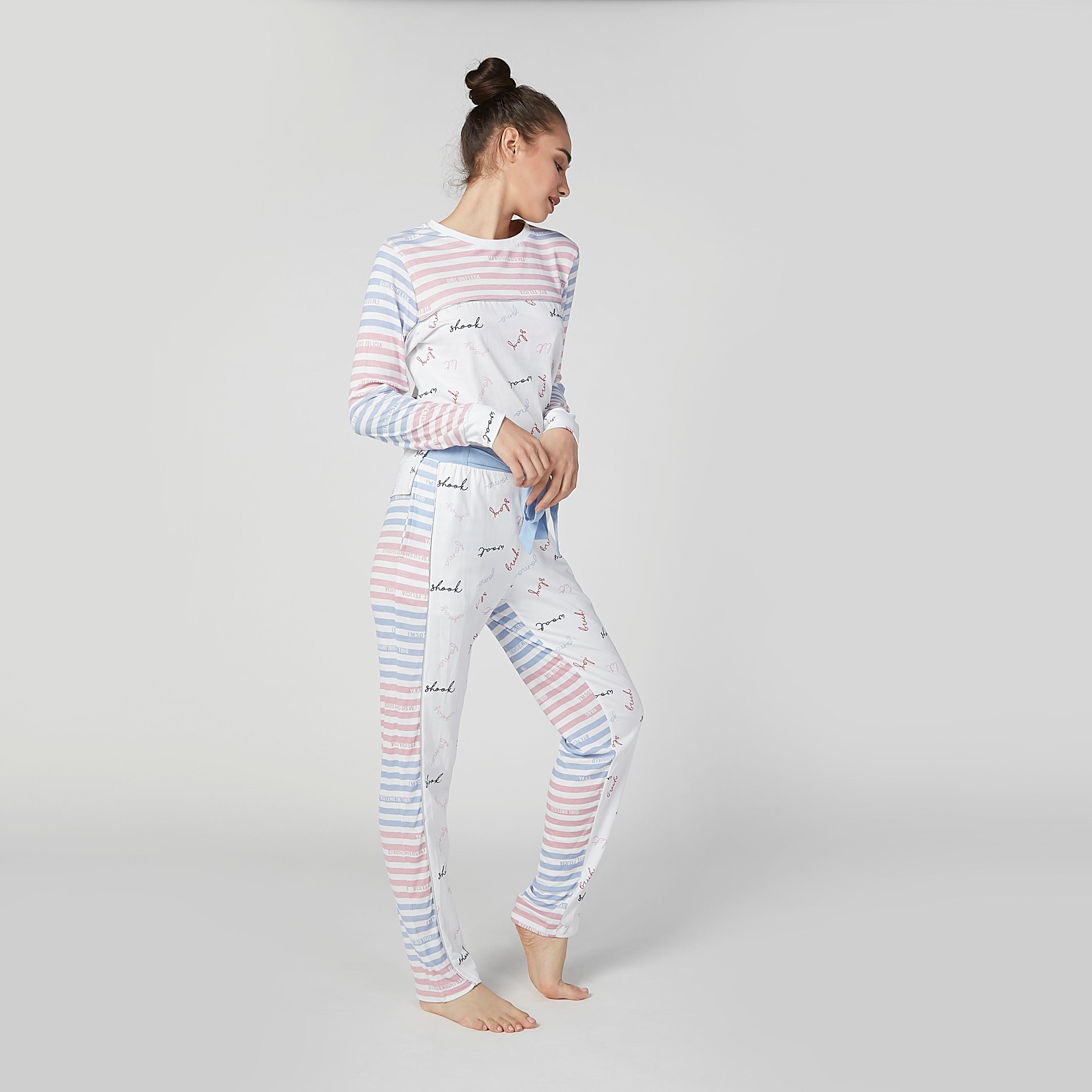 طقم بنطال بيجاما طويل وتيشيرت بأكمام طويلة وطبعات-women-clothing-nightwear-pyjamas-longsets-image-1