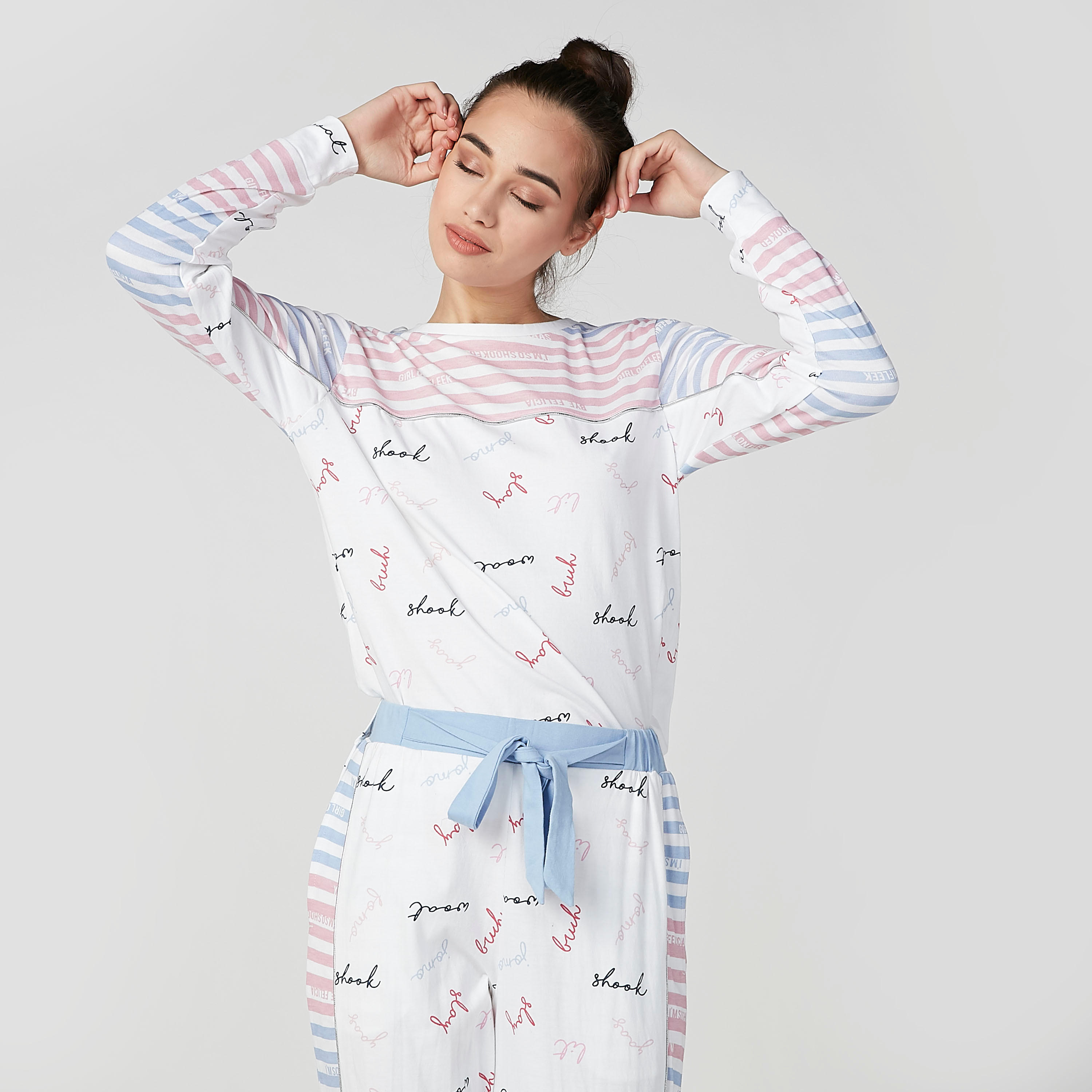 طقم بنطال بيجاما طويل وتيشيرت بأكمام طويلة وطبعات-women-clothing-nightwear-pyjamas-longsets-image-2