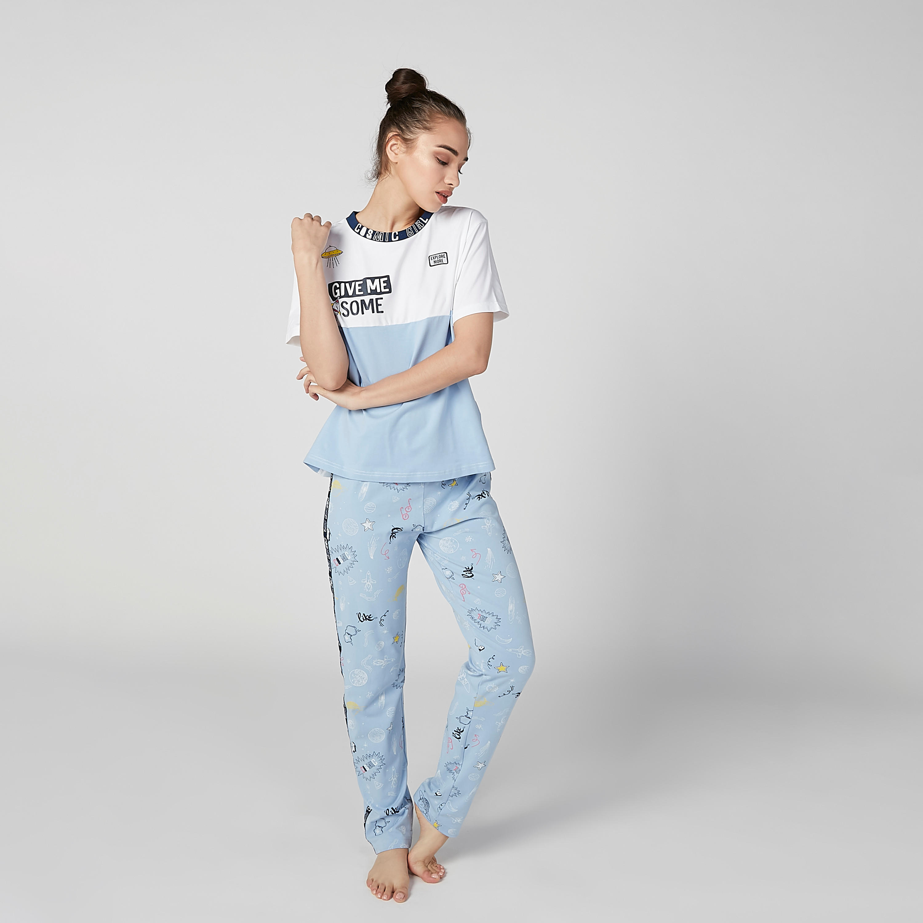 طقم بيجاما بتيشيرت بياقة مستديرة ونقوش وبنطال طويل-women-clothing-nightwear-pyjamas-longsets-image-1