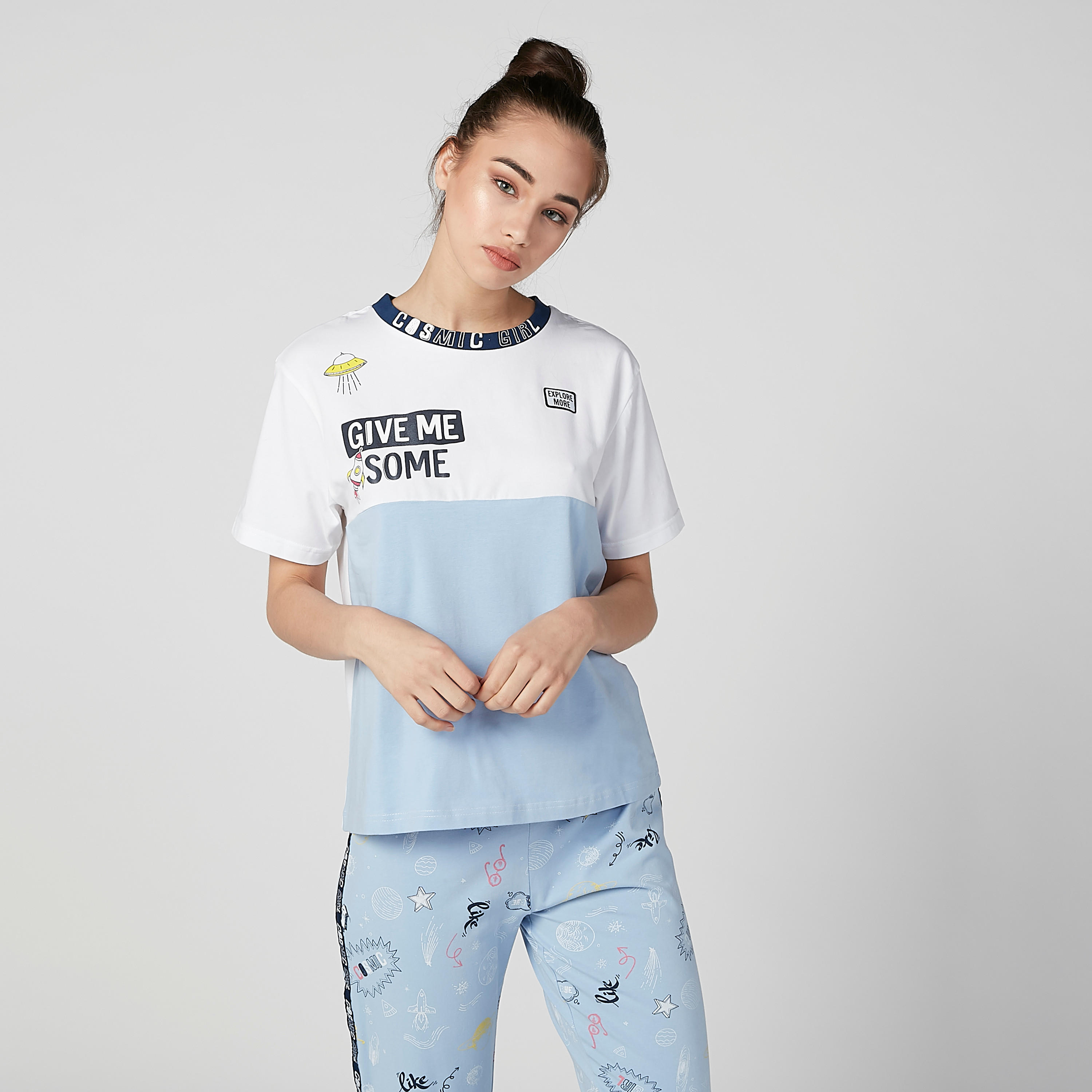 طقم بيجاما بتيشيرت بياقة مستديرة ونقوش وبنطال طويل-women-clothing-nightwear-pyjamas-longsets-image-2