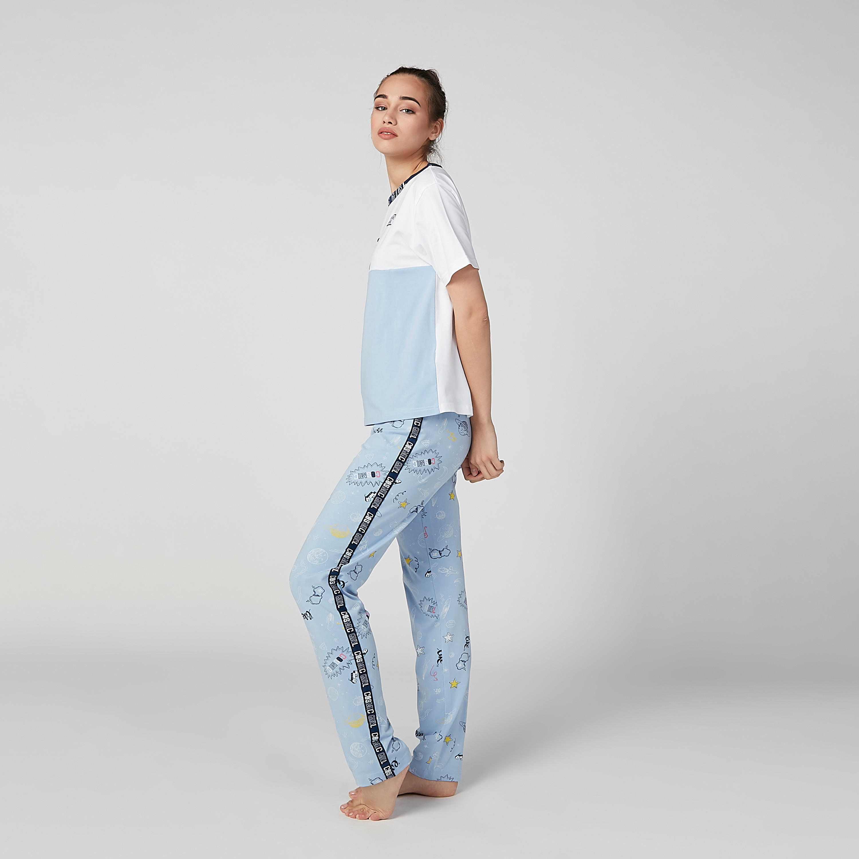 طقم بيجاما بتيشيرت بياقة مستديرة ونقوش وبنطال طويل-women-clothing-nightwear-pyjamas-longsets-image-3