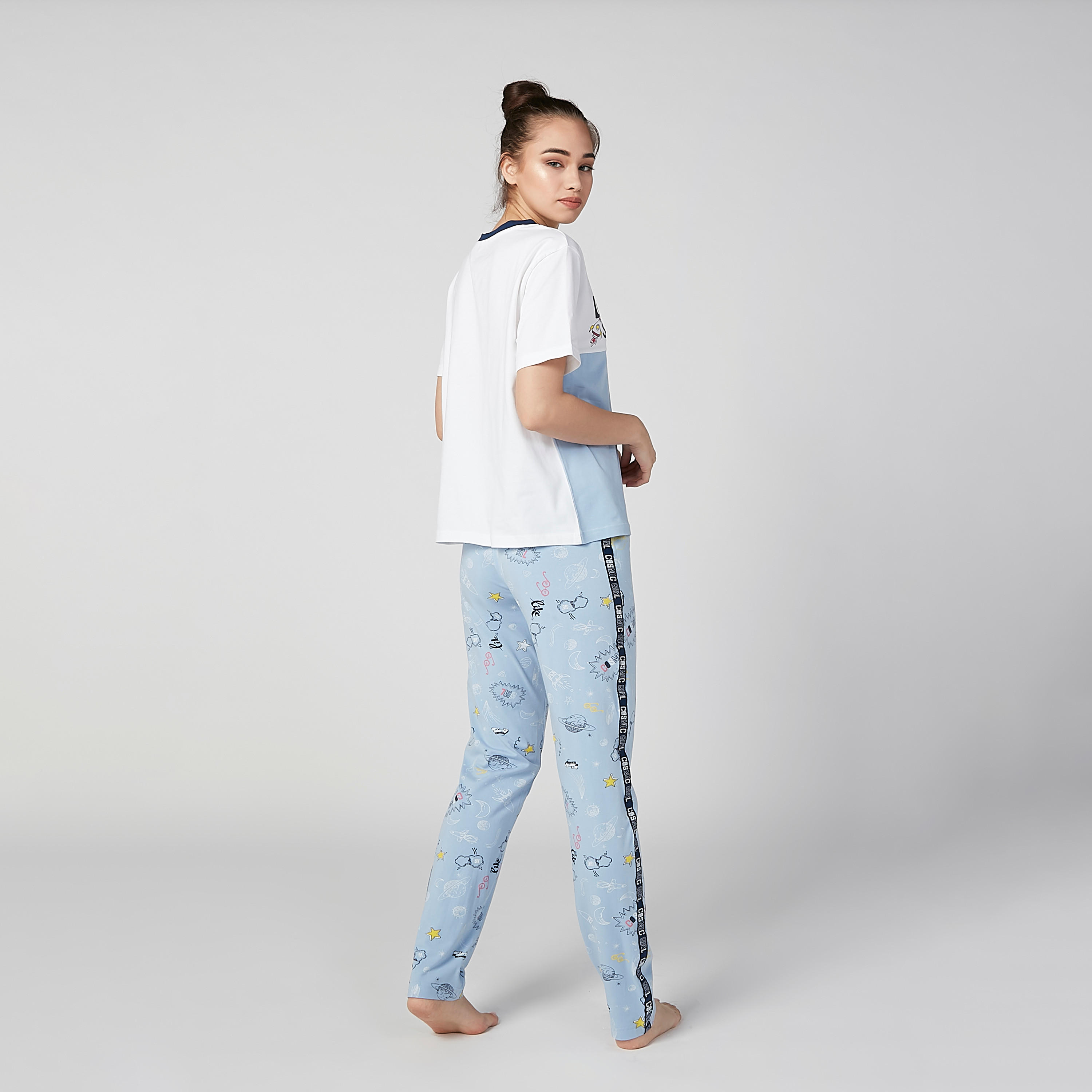 طقم بيجاما بتيشيرت بياقة مستديرة ونقوش وبنطال طويل-women-clothing-nightwear-pyjamas-longsets-image-4