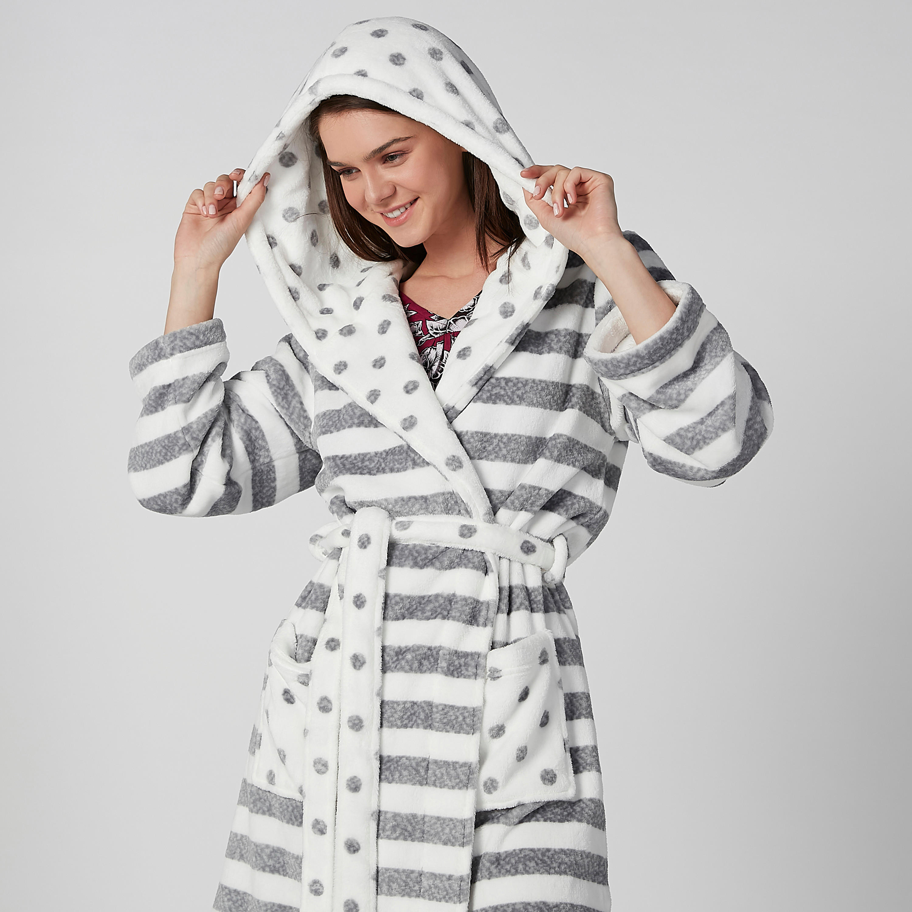 روب مقلّم بقبّعة وأكمام طويلة وأربطة-women-clothing-nightwear-robes-image-1