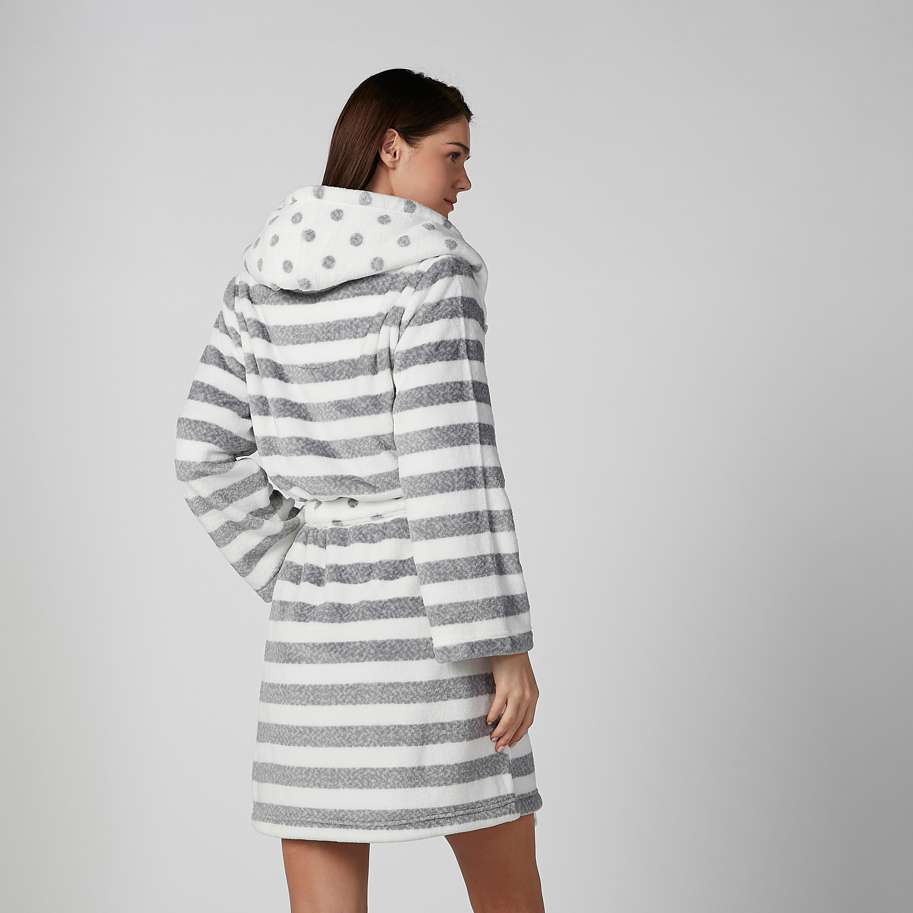 روب مقلّم بقبّعة وأكمام طويلة وأربطة-women-clothing-nightwear-robes-image-4