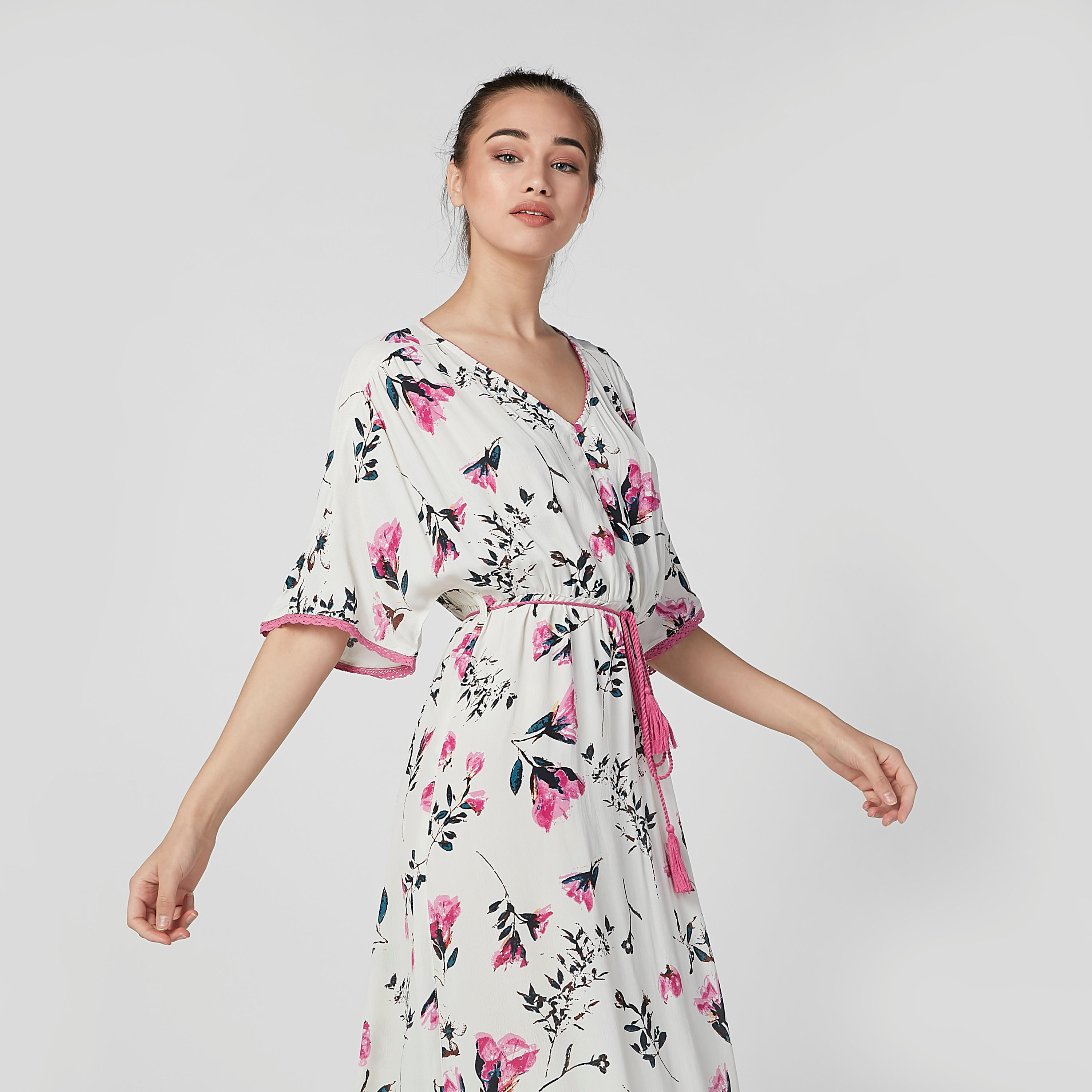قميص نوم طويل بياقة V وأربطة وطبعات زهرية-women-clothing-nightwear-nighties-image-2