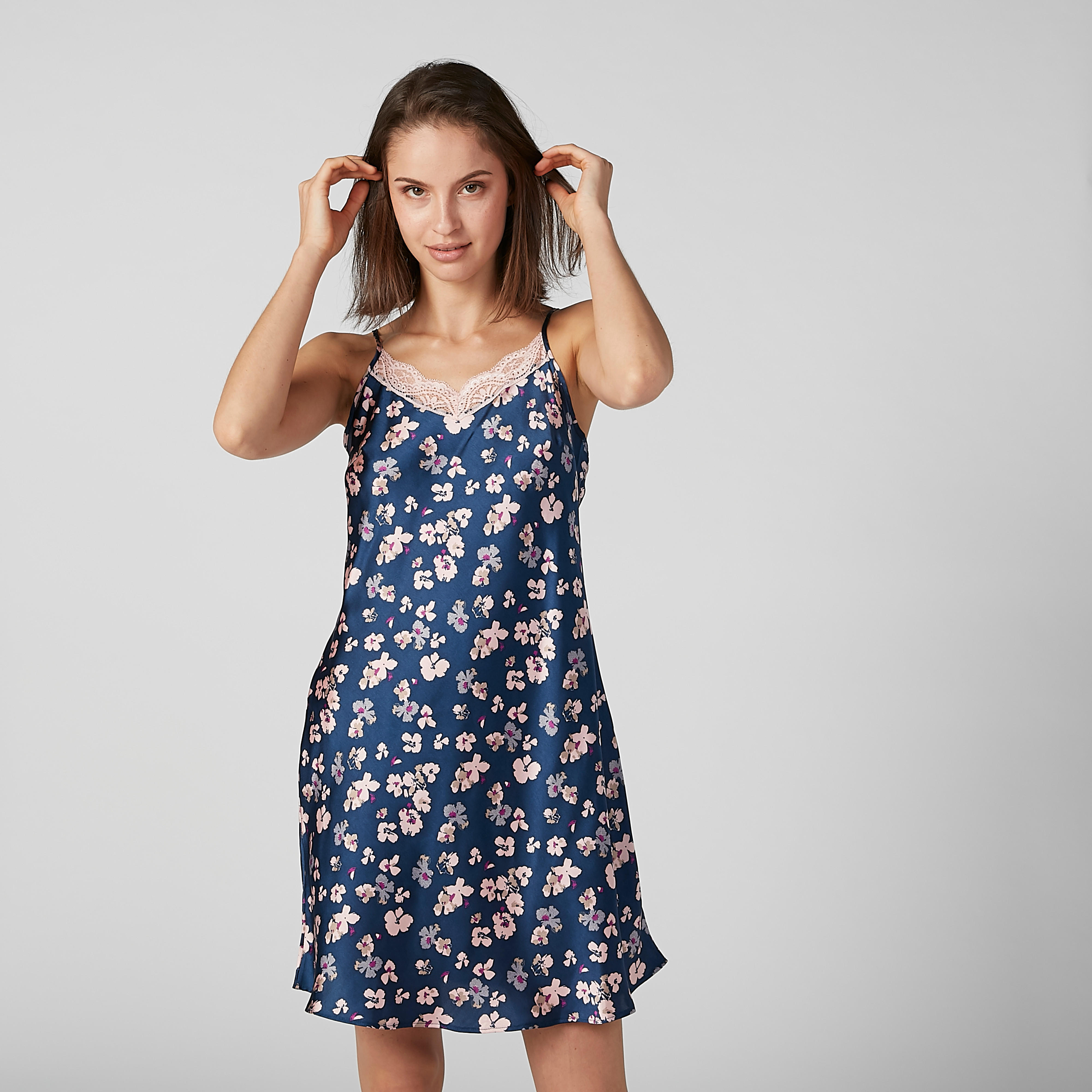 قميص نوم بياقة V وحمّالات رفيعة وتفاصيل دانتيل - طقم من قطعتين-women-clothing-nightwear-nighties-image-3