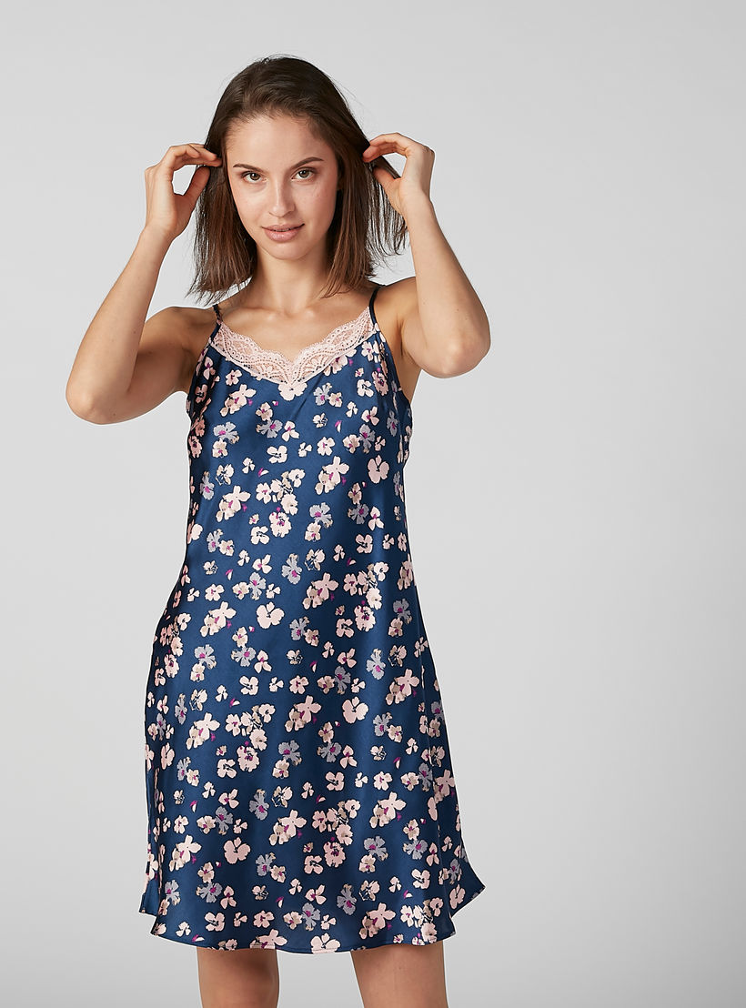 قميص نوم بياقة V وحمّالات رفيعة وتفاصيل دانتيل - طقم من قطعتين-women-clothing-nightwear-nighties-image-3