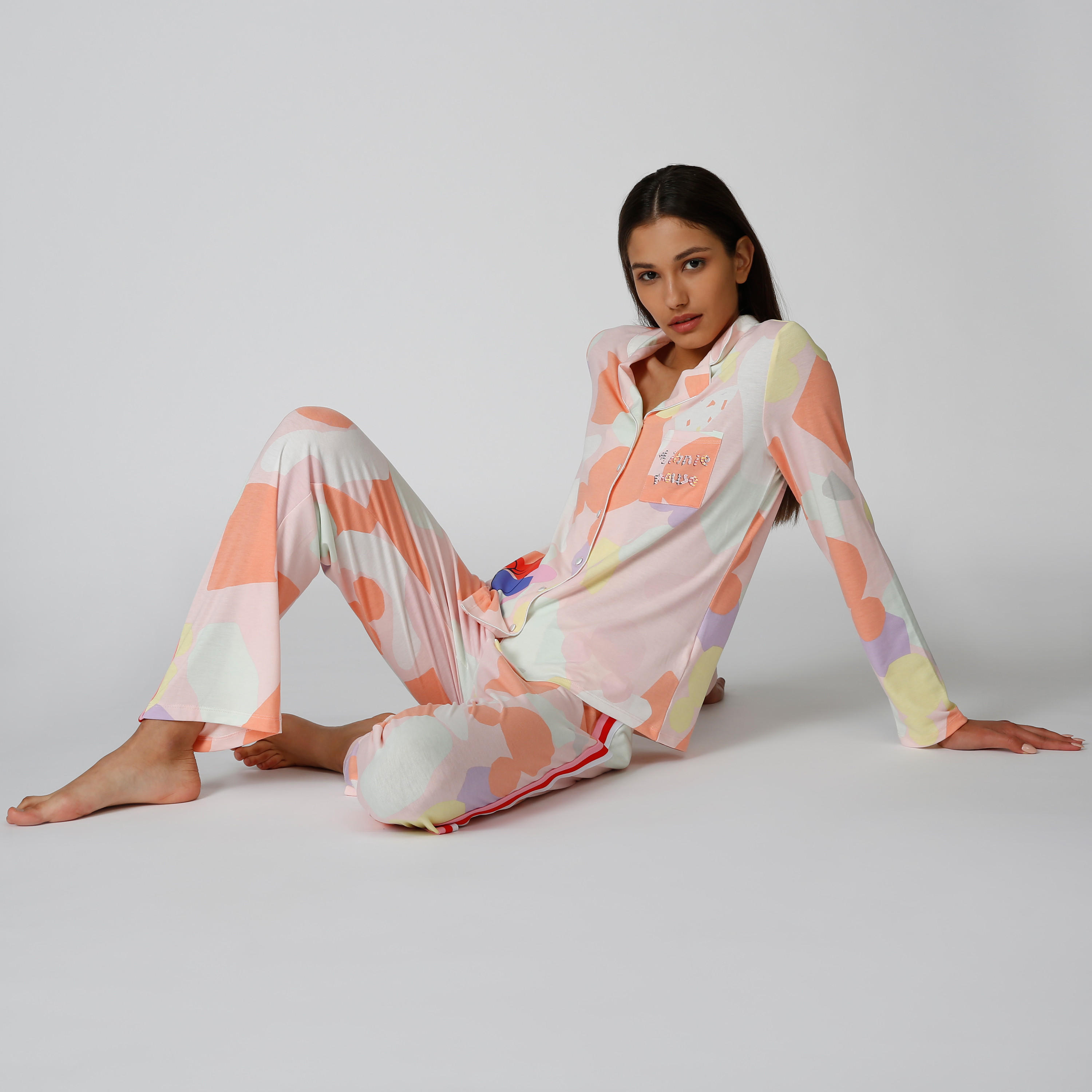 طقم بنطلون بيجاما بشريطة وقميص بطبعات ميني ماوس-women-clothing-nightwear-pyjamas-longsets-image-4