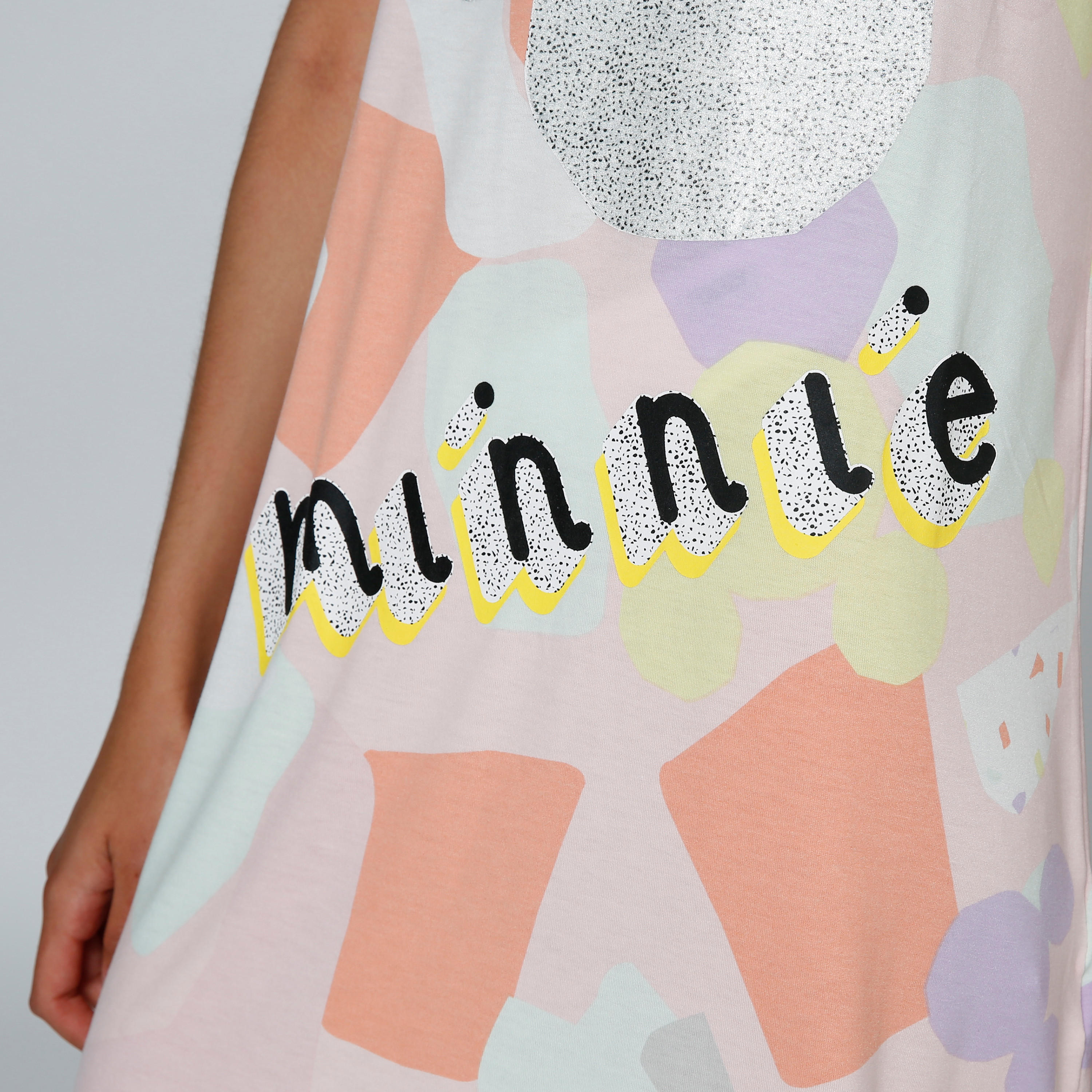 قميص نوم بطبعات ميني ماوس وأكمام قصيرة وياقة مستديرة-women-clothing-nightwear-nighties-image-5