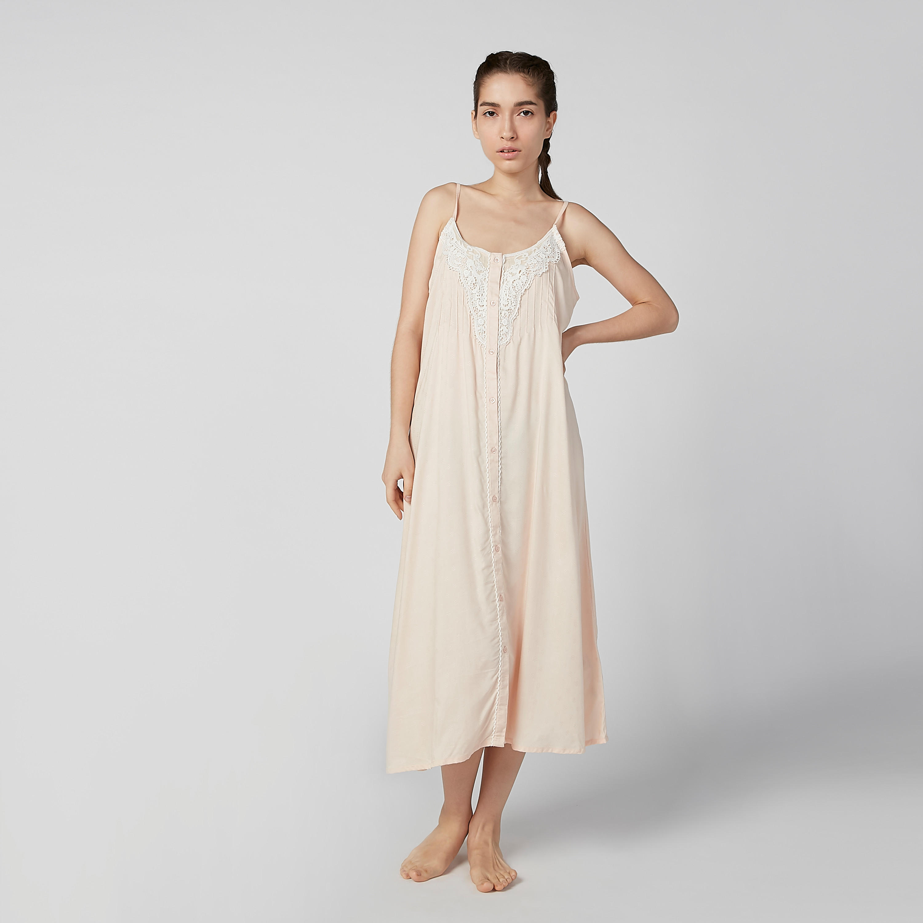 قميص نوم ماكسي سادة بياقة عميقة وتفاصيل دانتيل-women-clothing-nightwear-nighties-image-1