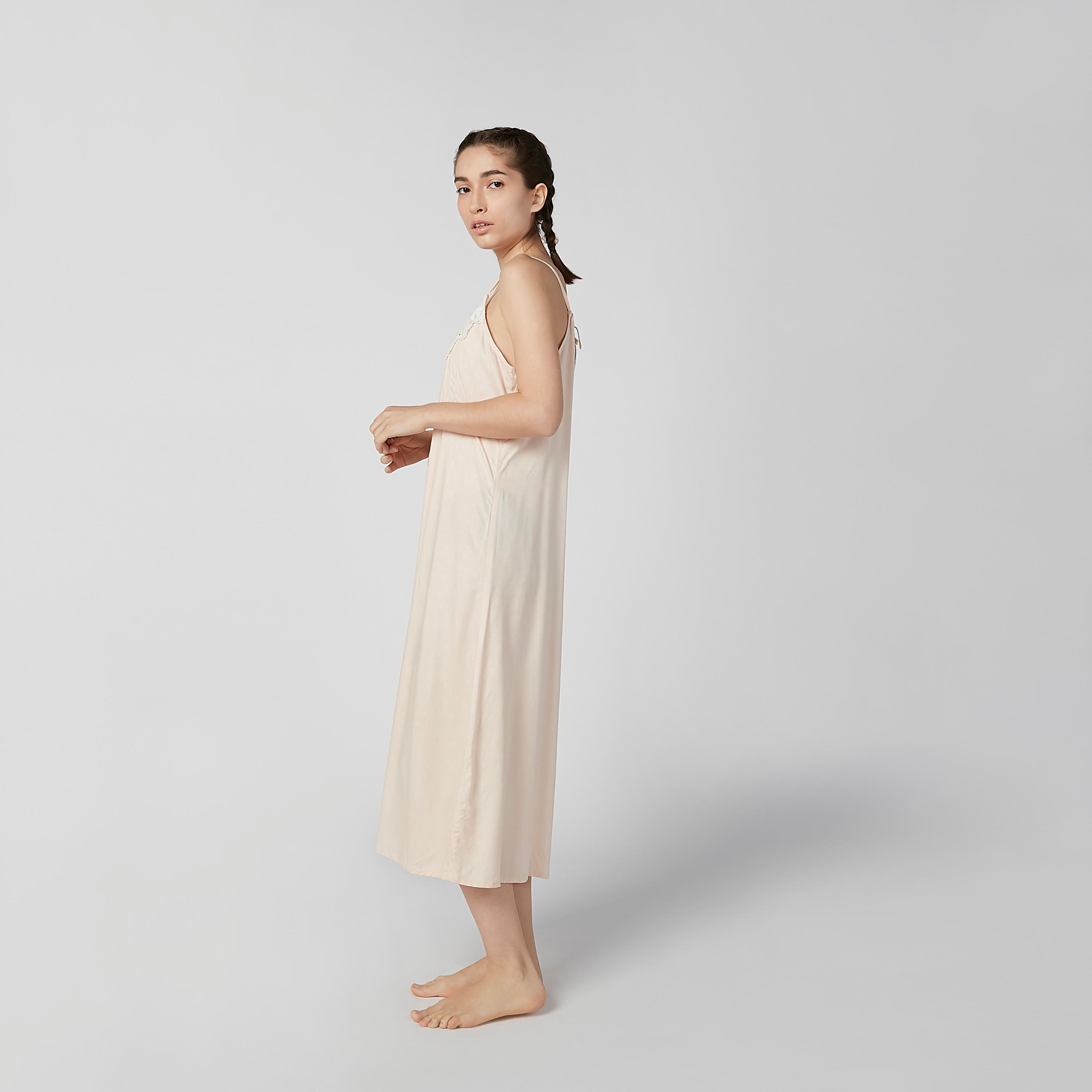 قميص نوم ماكسي سادة بياقة عميقة وتفاصيل دانتيل-women-clothing-nightwear-nighties-image-5