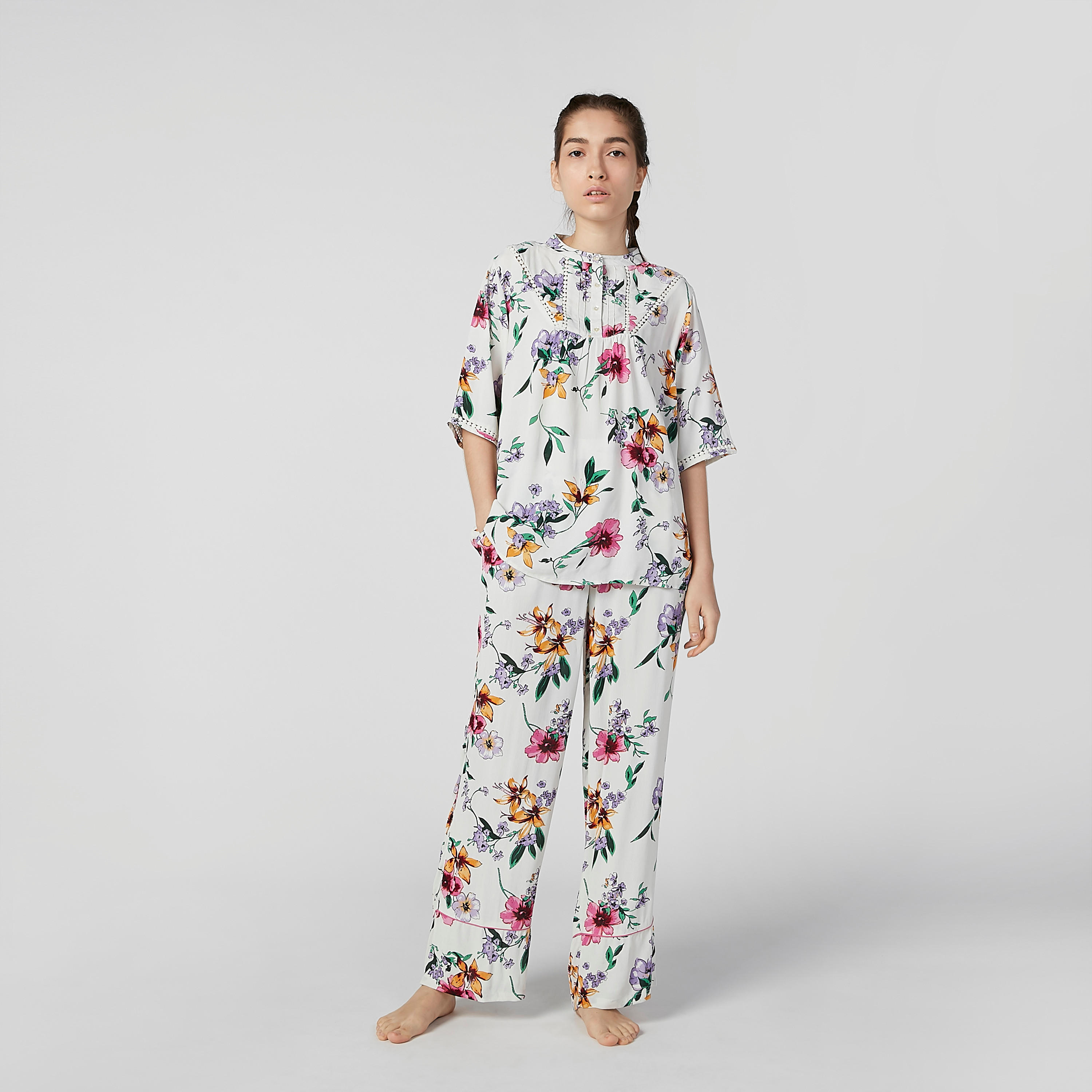طقم بنطلون بيجاما طويل وبلوزة بياقة مستديرة وطبعات زهرية-women-clothing-nightwear-pyjamas-longsets-image-1