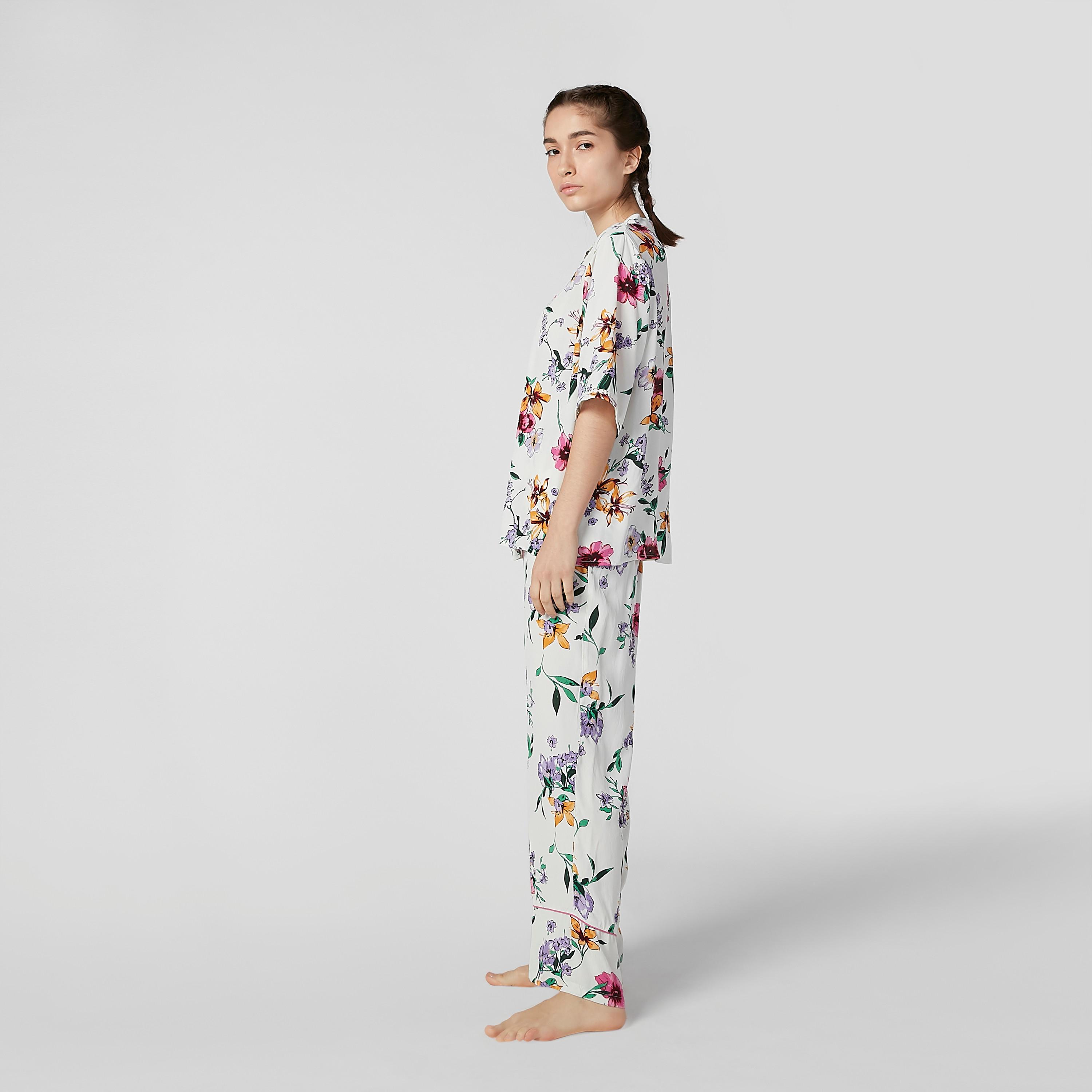 طقم بنطلون بيجاما طويل وبلوزة بياقة مستديرة وطبعات زهرية-women-clothing-nightwear-pyjamas-longsets-image-4