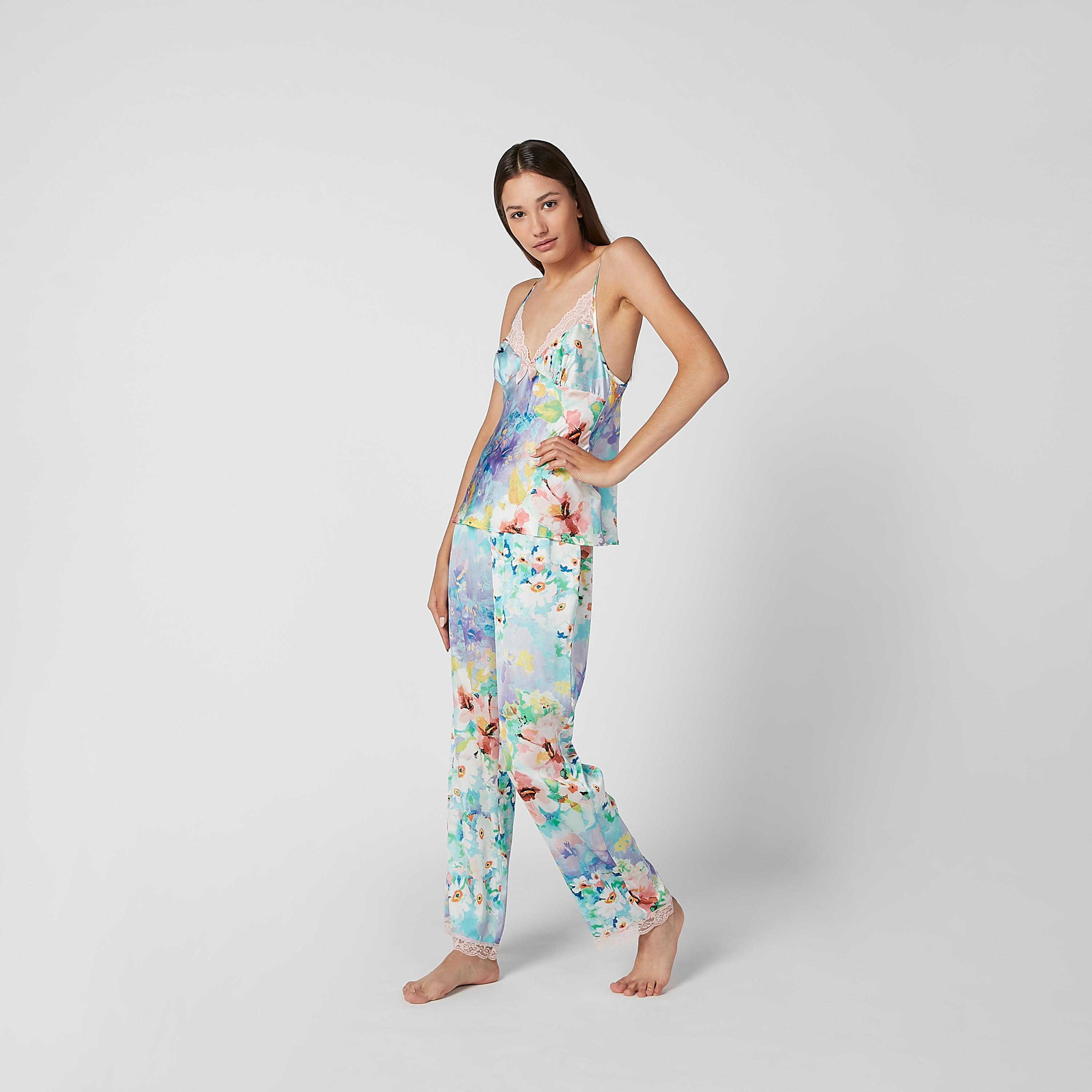 طقم بنطلون بيجاما وبلوزة دون أكمام بتفاصيل دانتيل وطبعات-women-clothing-nightwear-pyjamas-longsets-image-4