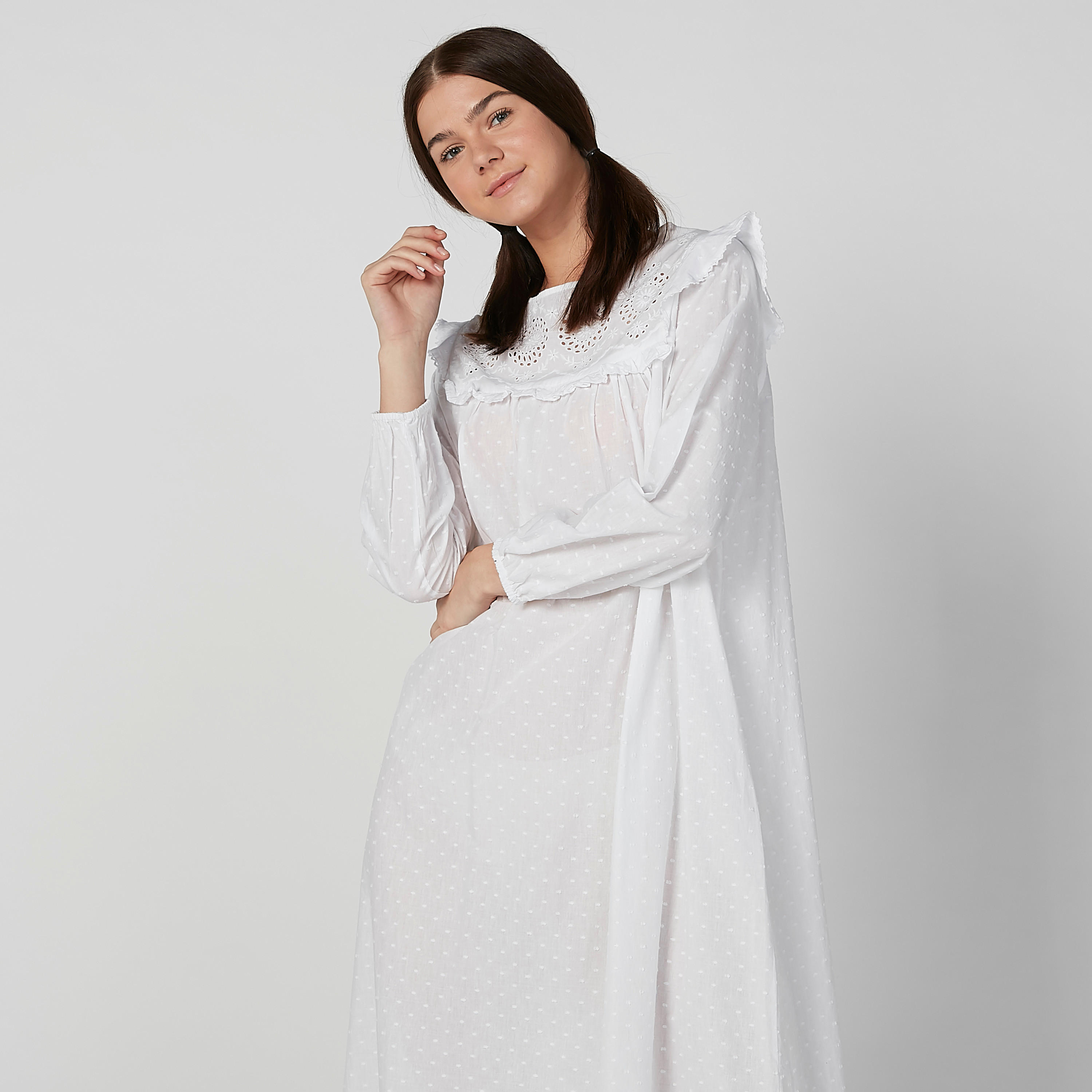 قميص نوم شيفلي سادة بأكمام طويلة وتفاصيل كشكش-women-clothing-nightwear-nighties-image-4