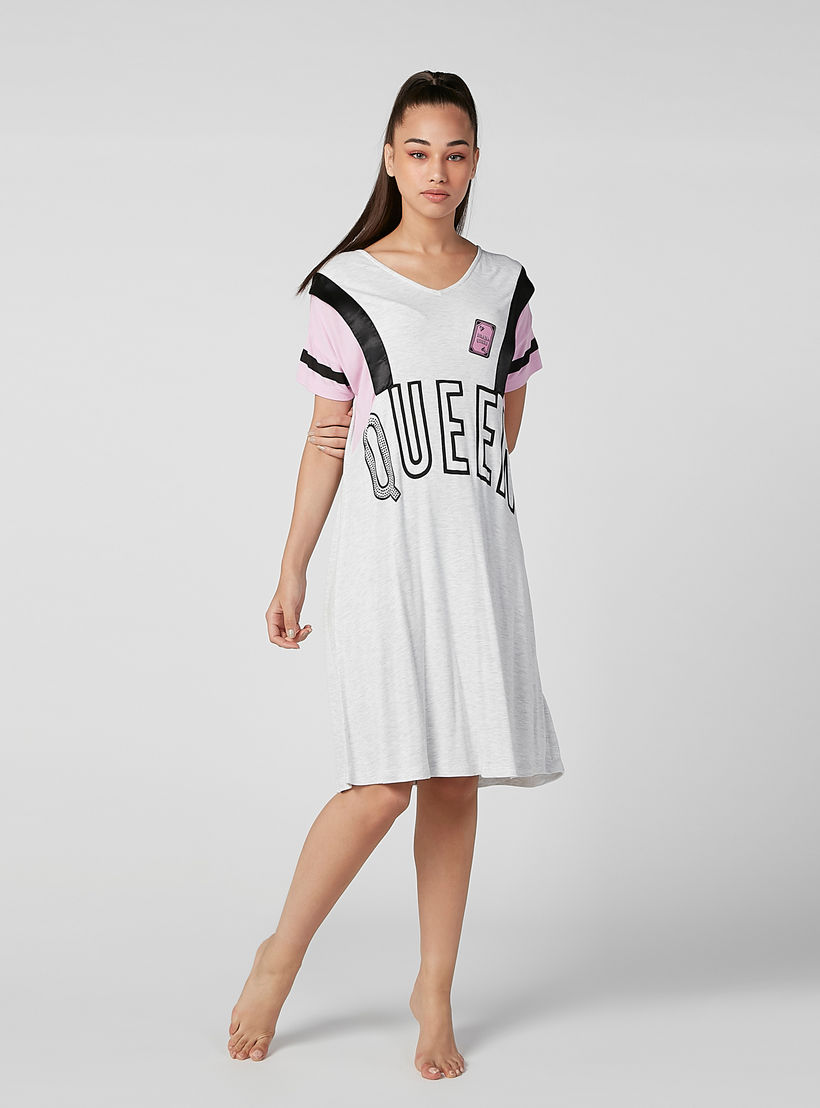 قميص نوم بياقة V وأكمام قصيرة وطبعات-women-clothing-nightwear-nighties-image-1