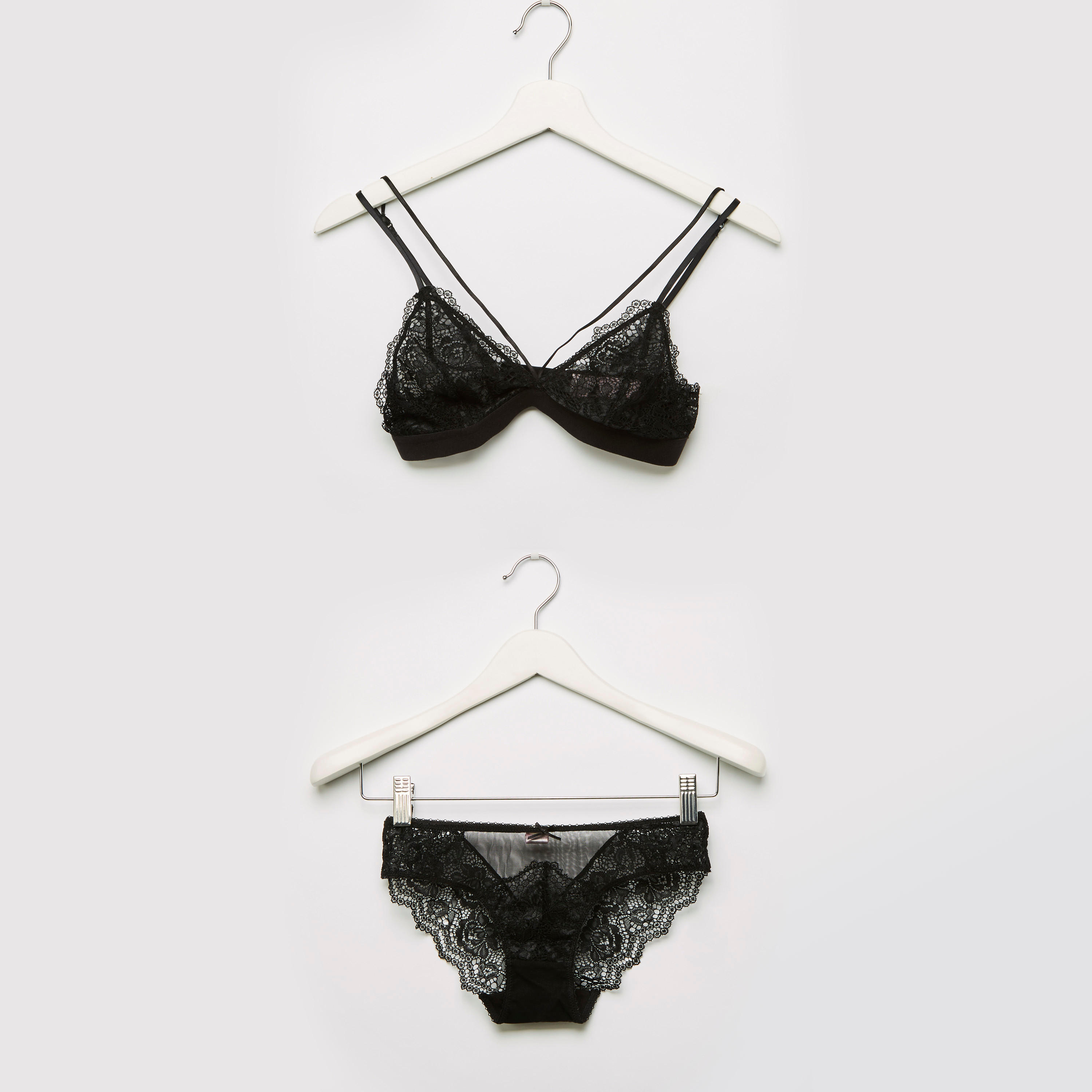 طقم سراويل داخلية وصدريّة بتفاصيل دانتيل-women-clothing-lingerie-lingeriesets-image-6