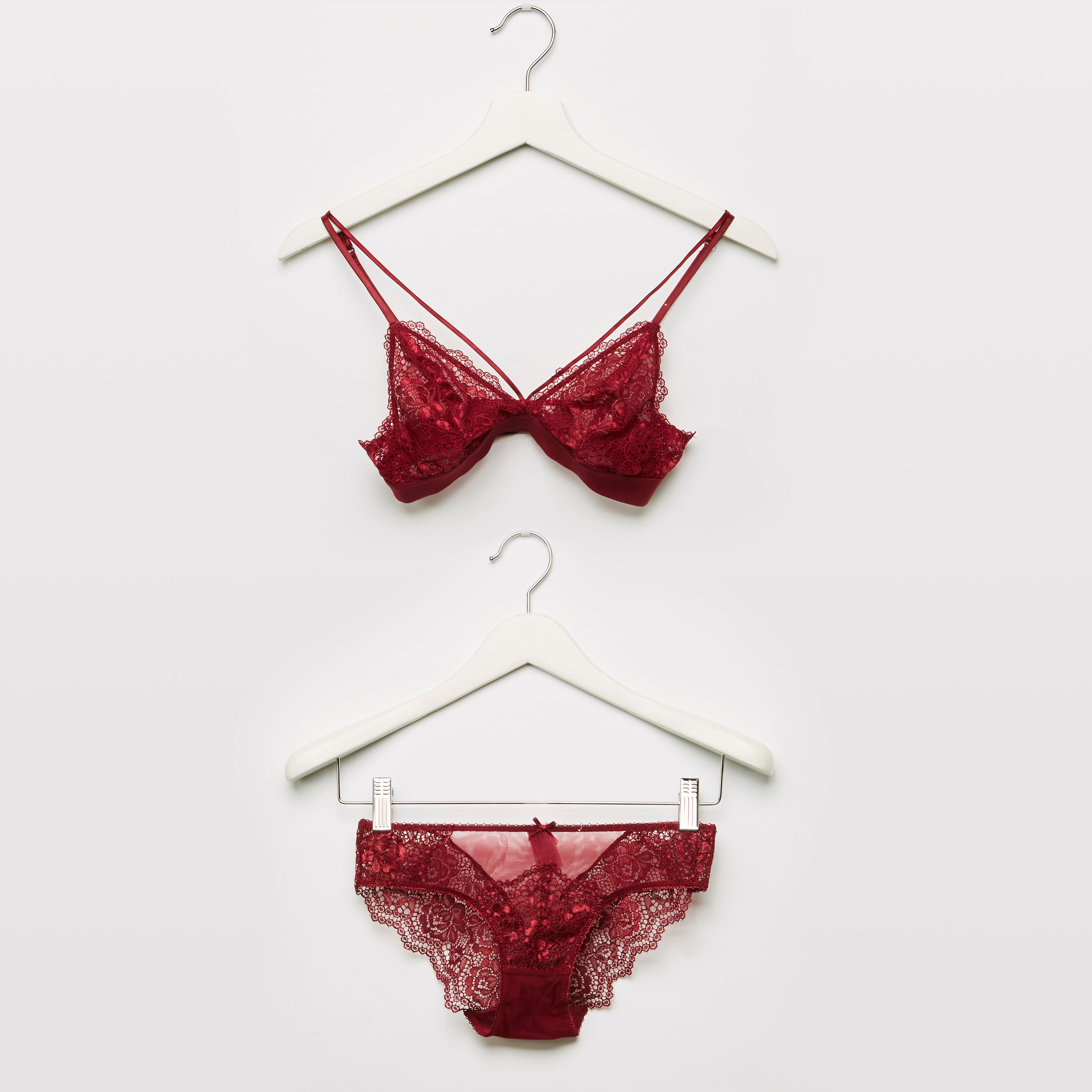 طقم سراويل داخلية وصدريّة بتفاصيل دانتيل-women-clothing-lingerie-lingeriesets-image-5