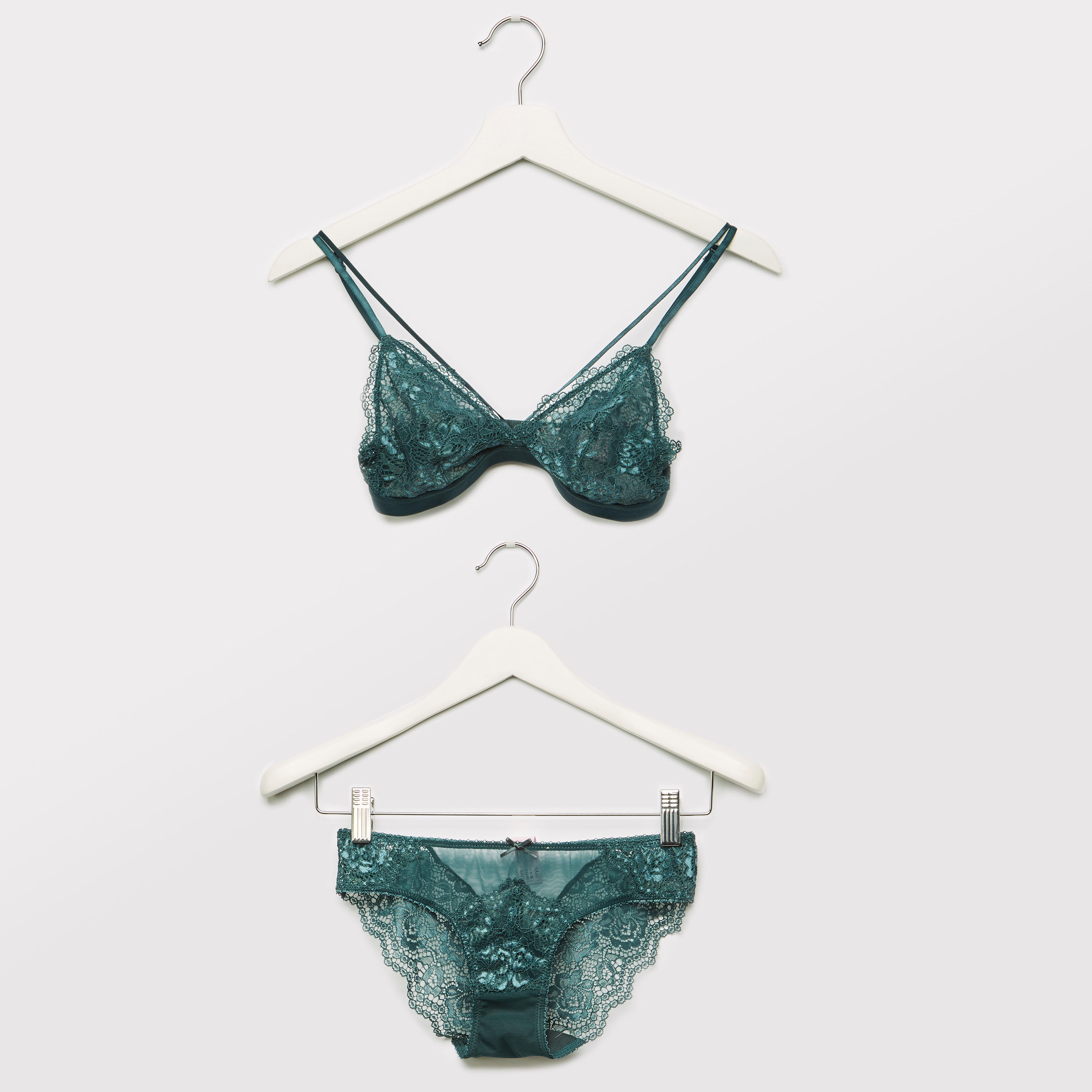 طقم سراويل داخلية وصدريّة بتفاصيل دانتيل-women-clothing-lingerie-lingeriesets-image-11