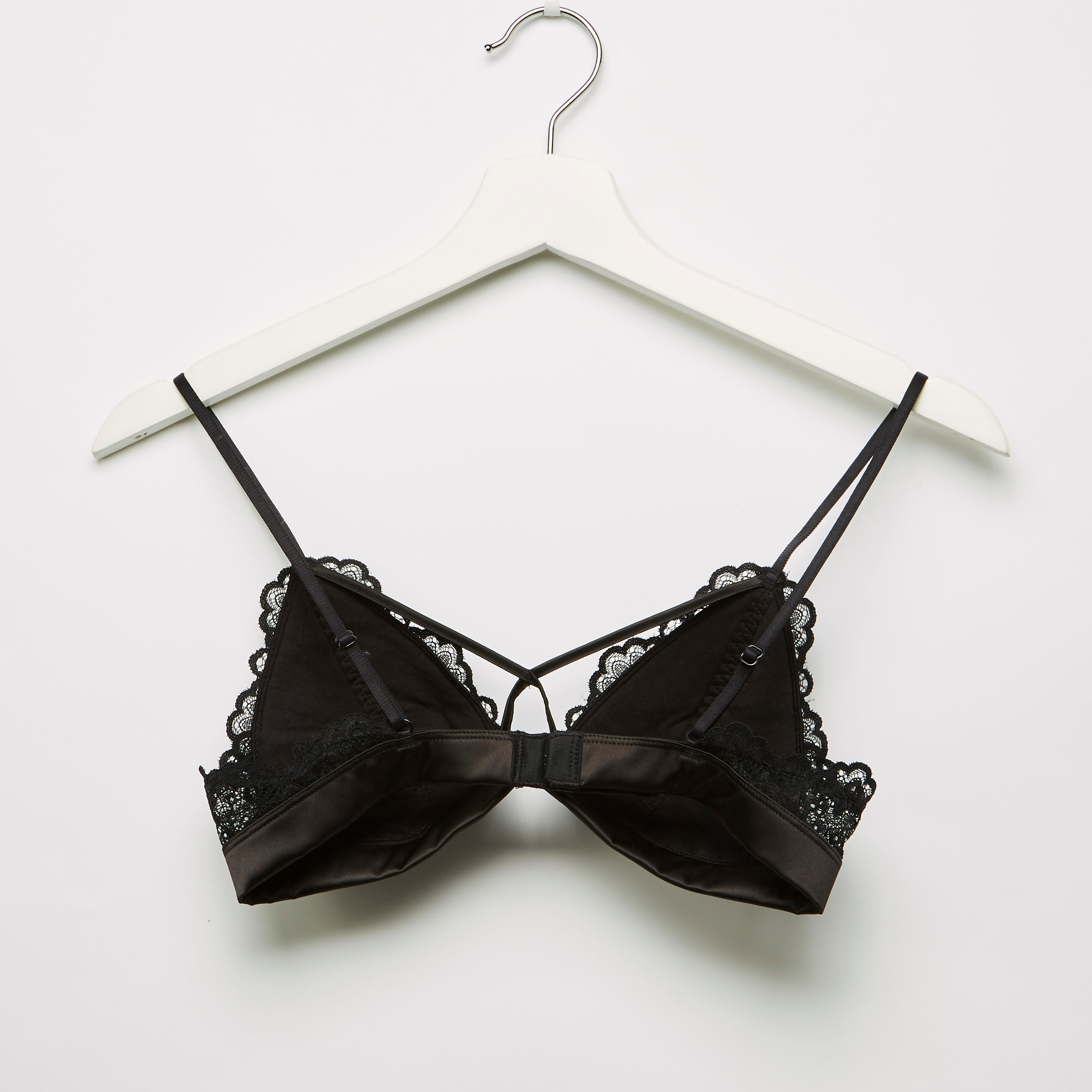 طقم سراويل داخلية وصدريّة بتفاصيل دانتيل-women-clothing-lingerie-lingeriesets-image-3