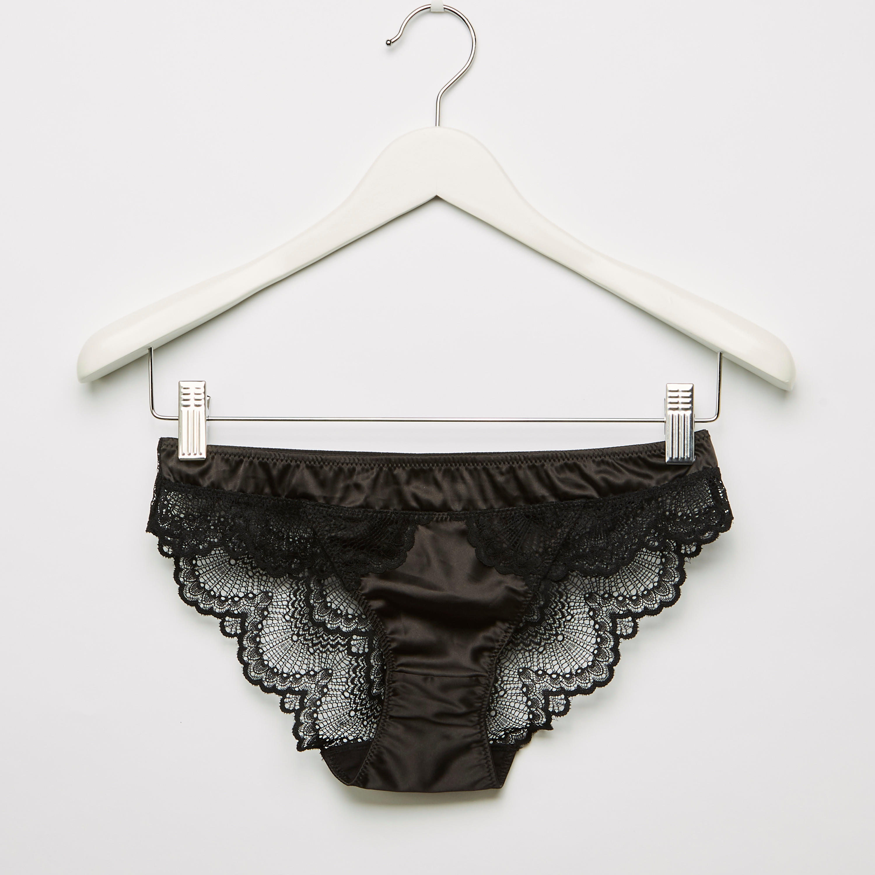 طقم سراويل داخلية وصدريّة بتفاصيل دانتيل-women-clothing-lingerie-lingeriesets-image-4